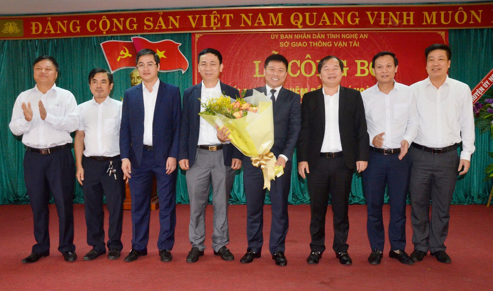 Lãnh đạo Sở GTVT tặng hoa chúc mừng đồng chí Hoàng Phú Hiền.Ảnh: Thanh lê