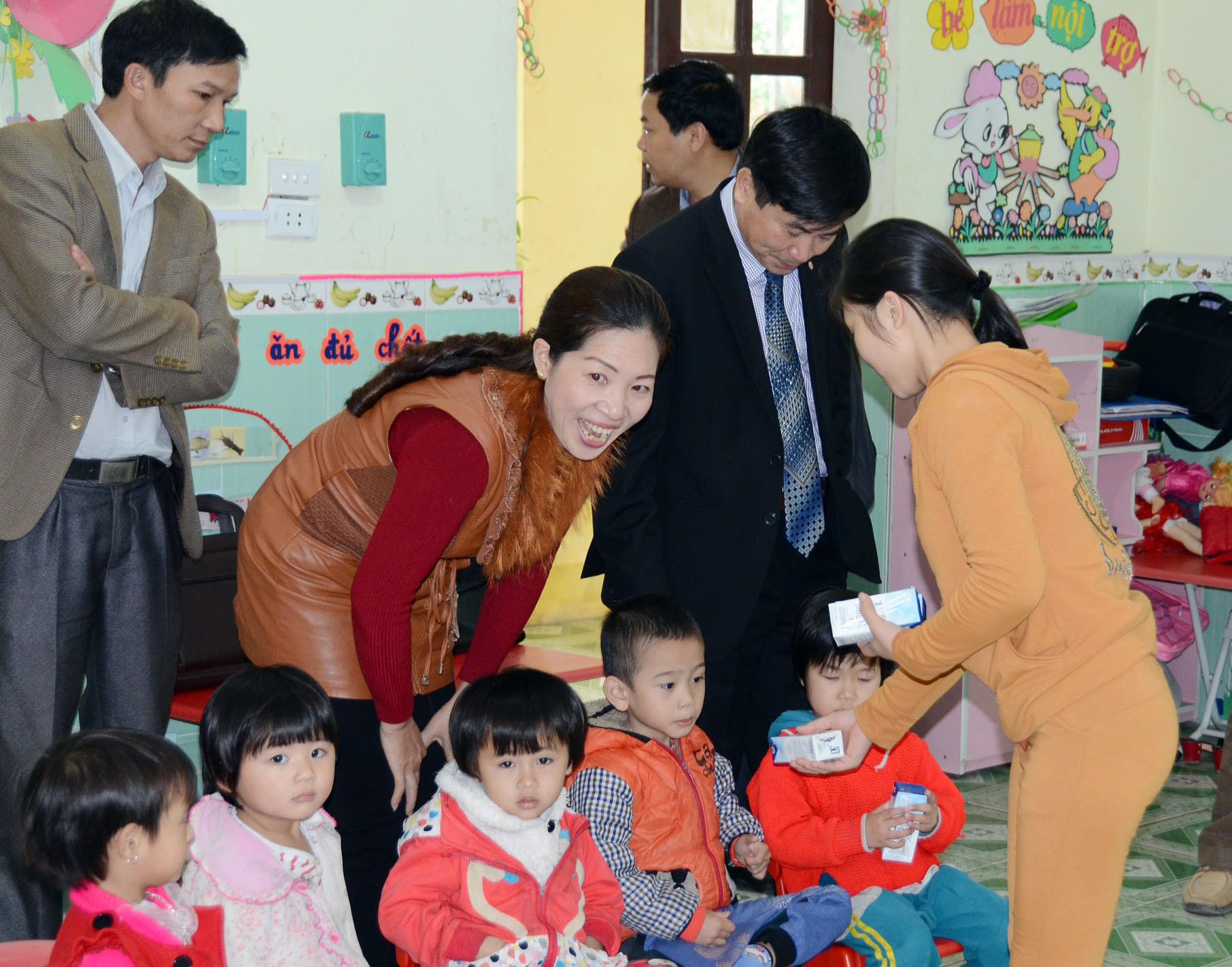 Lãnh đạo Sở Y tế kiểm tra công tác triển khai Chương trình Sữa học đường tại các trường học. Ảnh: MH