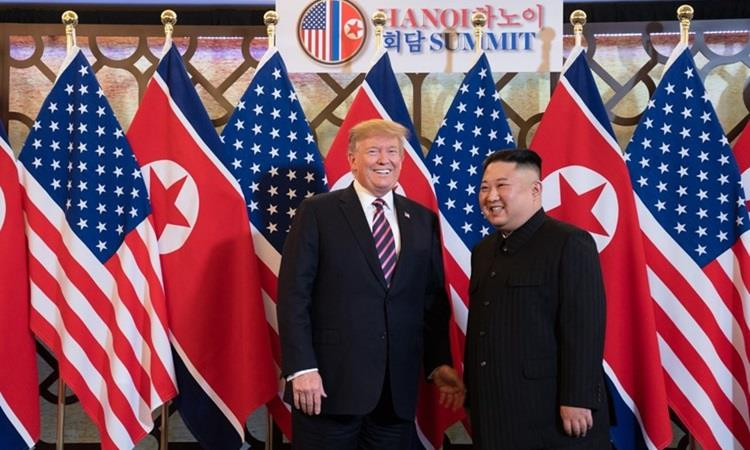 Tổng thống Mỹ Donald Trump (trái) gặp Chủ tịch Triều Tiên Kim Jong-un chiều 27/2 tại Hà Nội. Ảnh: AFP.