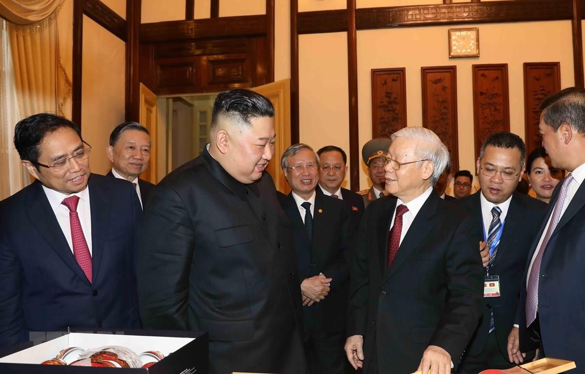 Tổng Bí thư, Chủ tịch nước Nguyễn Phú Trọng và Chủ tịch Triều Tiên Kim Jong-un giới thiệu và trao đổi tặng phẩm. Ảnh: Phương Hoa/TTXVN