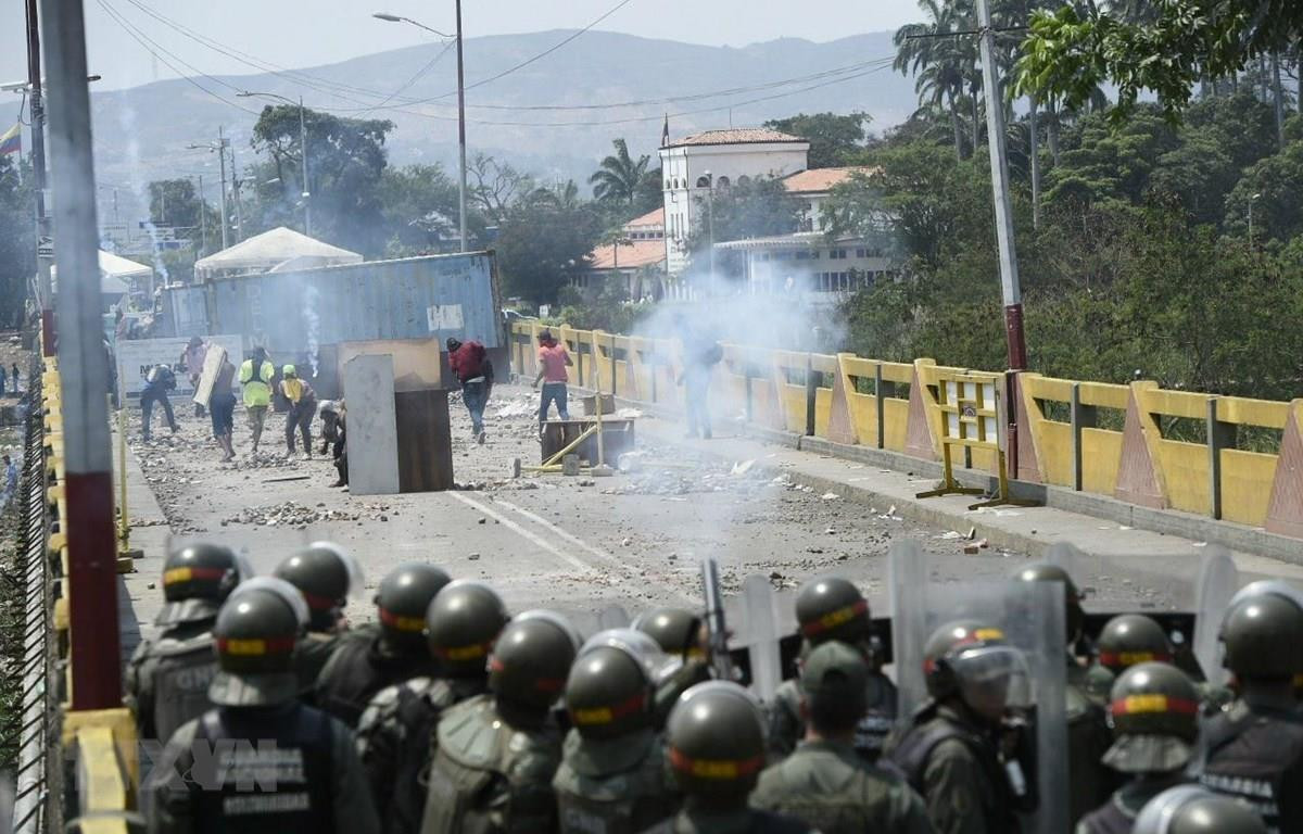 Người biểu tình ủng hộ phe đối lập xung đột với Lực lượng biên phòng Venezuela tại cây cầu quốc tế ở thành phố San Antonio del Tachira, giáp giới Colombia ngày 24/2/2019. Ảnh: AFP/TTXVN