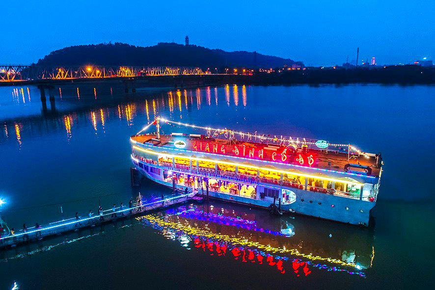 Du thuyền 340 chỗ ngồi đã hoạt động trên sông Lam gần 1 năm nay. Ảnh: Sỹ Minh