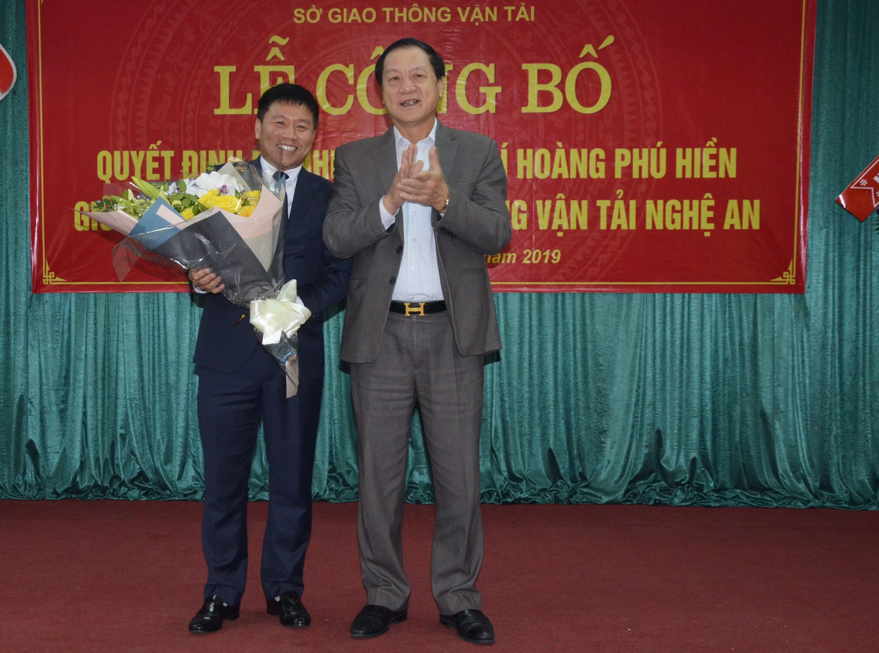 Phó Chủ tịch UBND tỉnh Lê Minh Thông chúc mừng đồng chí Hoàng Phú Hiền. Ảnh: Thanh Lê 