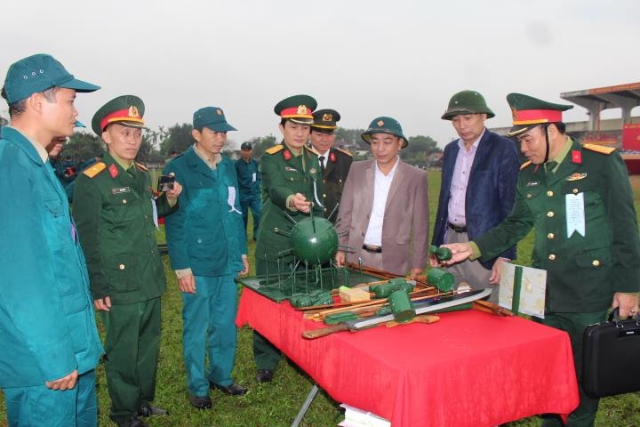 Lãnh đạo huyện Quỳ Hợp tham quan mô hình học cụ tại lễ ra quân. Ảnh: Phan Giang