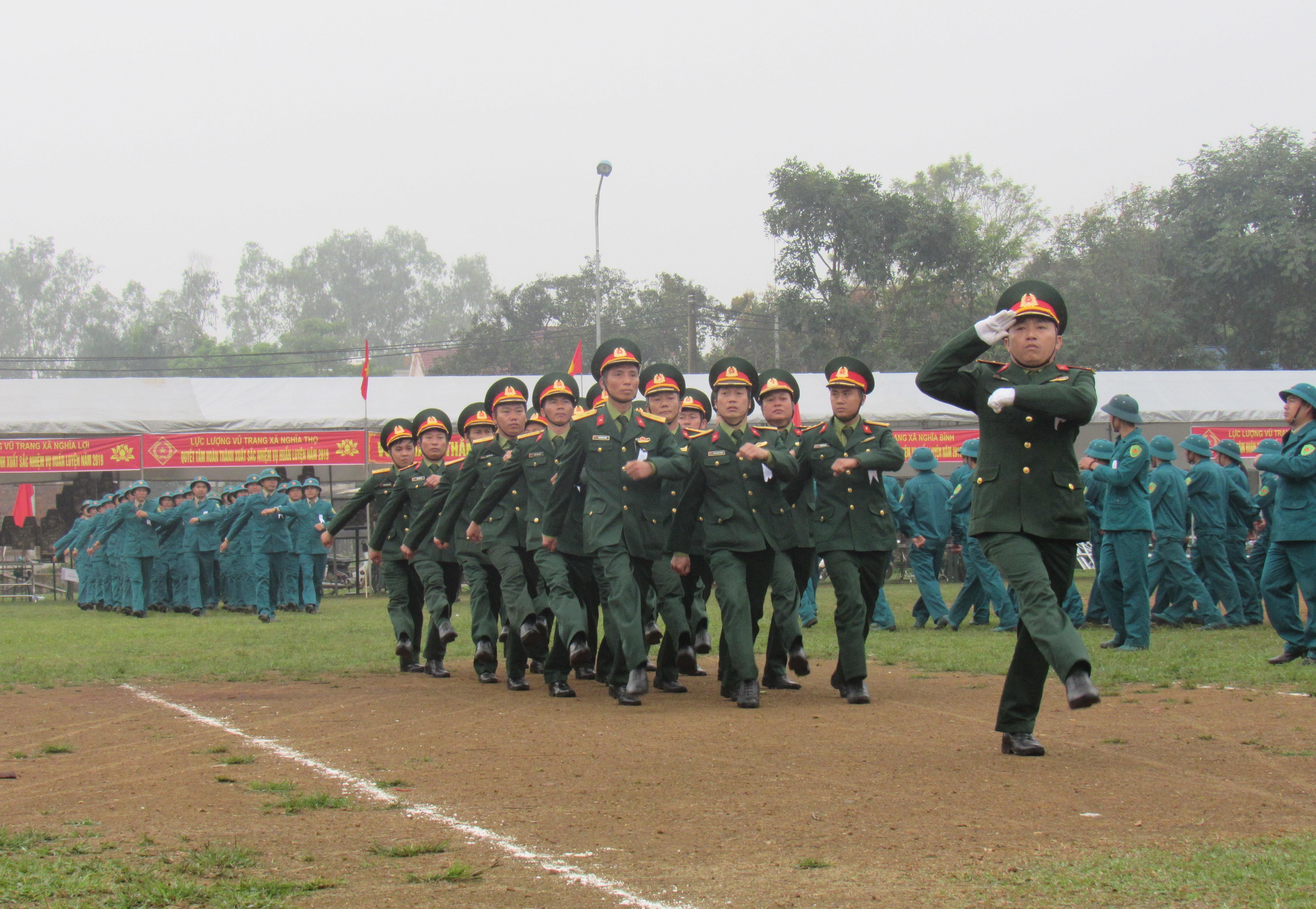 Cán bộ chiến sỹ diễu binh, biểu dương lực lượng. Ảnh: Đức Anh