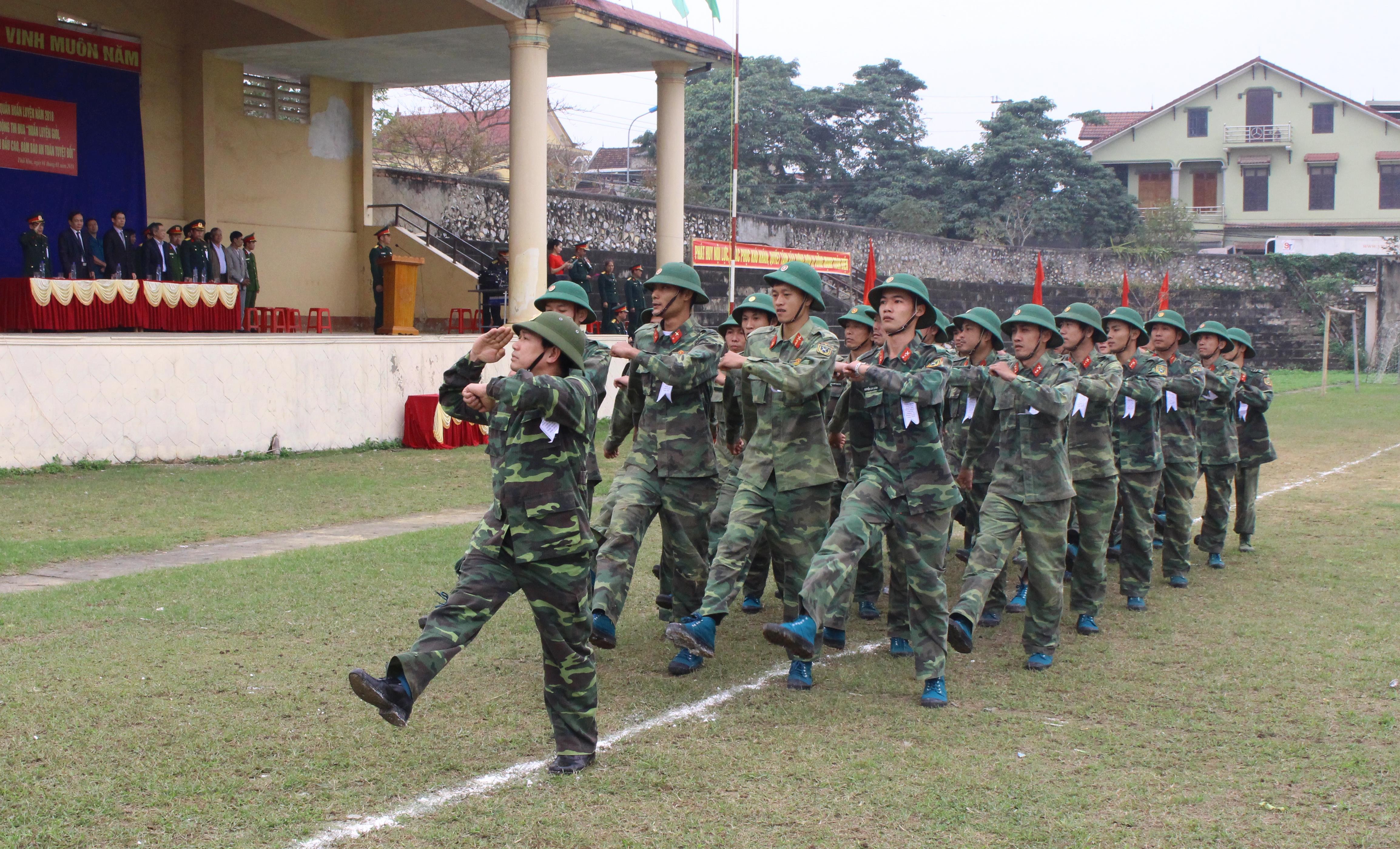 Duyệt đội ngũ trong lễ ra quân. Ảnh: Hoàng Thủy