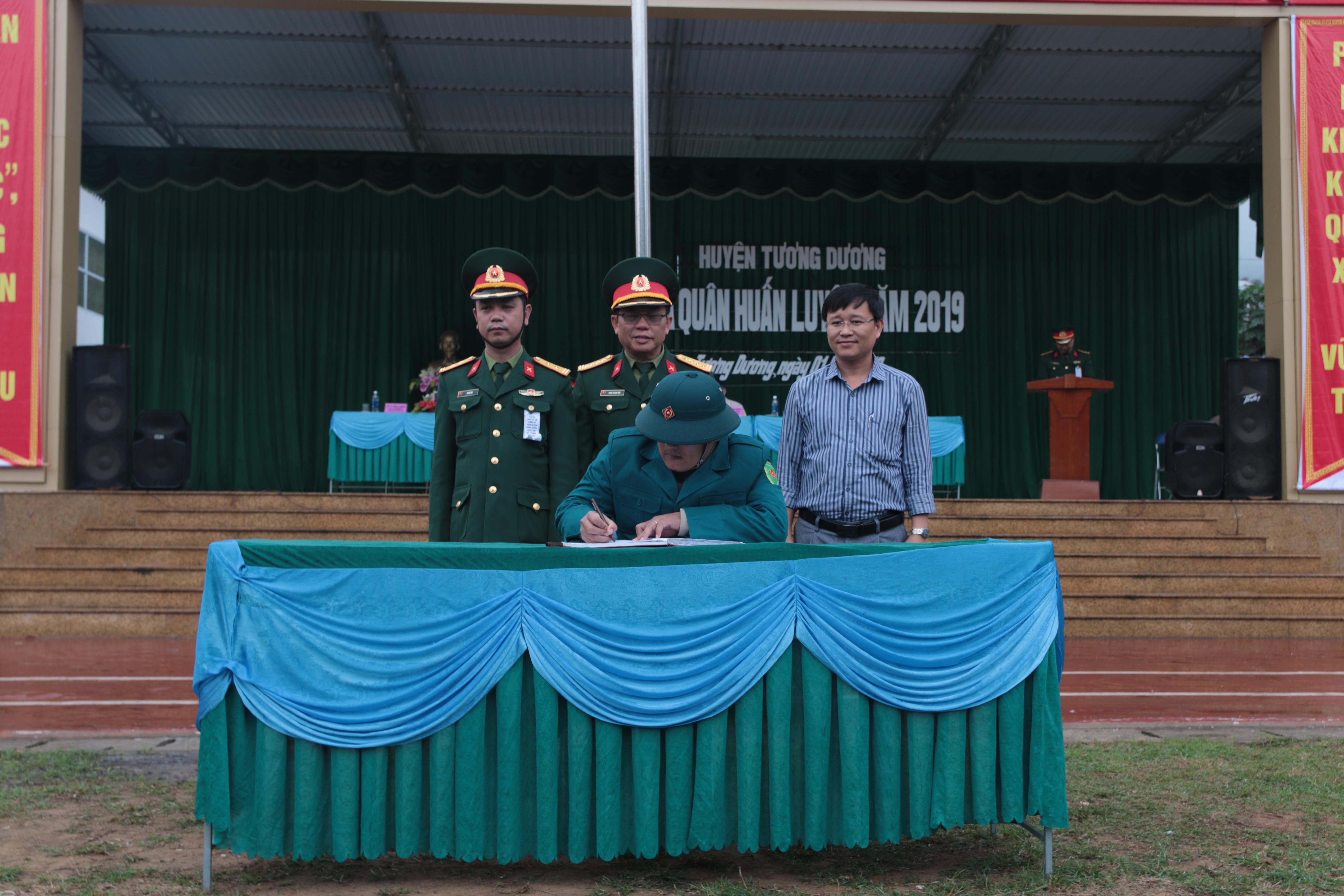 Các đơn vị ký giao ước thi đua thực hiện đợt thi đua “ Huấn luyện giỏi, sẵn sàng chiến đấu cao, đảm bảo an toàn tuyệt đối”. Ảnh: Đình Tuân