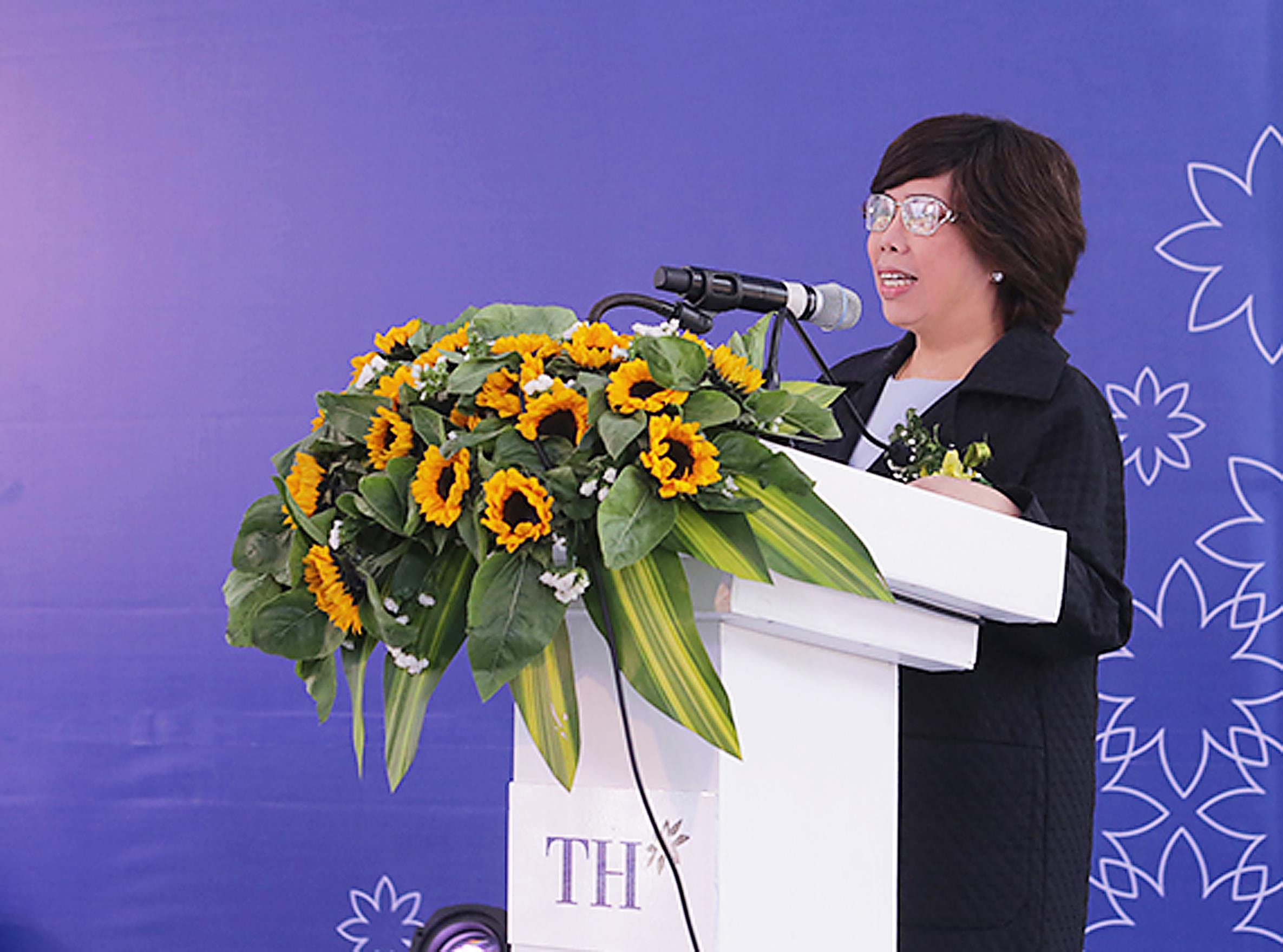 Bà Thái Hương phát biểu tại lễ khởi công. Ảnh: P.H