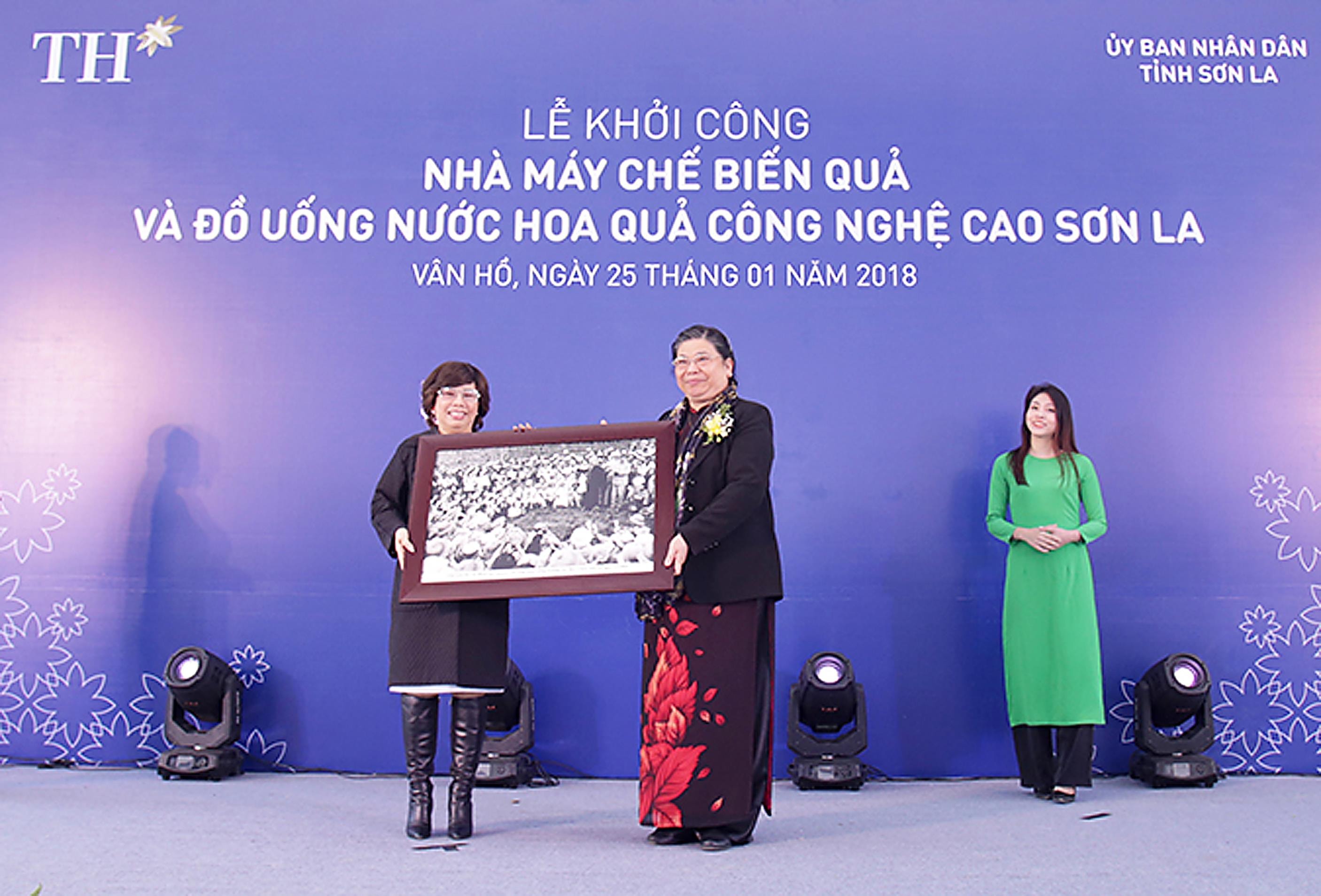 Tập đoàn TH nhận quà lưu niệm tại buổi lễ khởi công. Ảnh: P.H