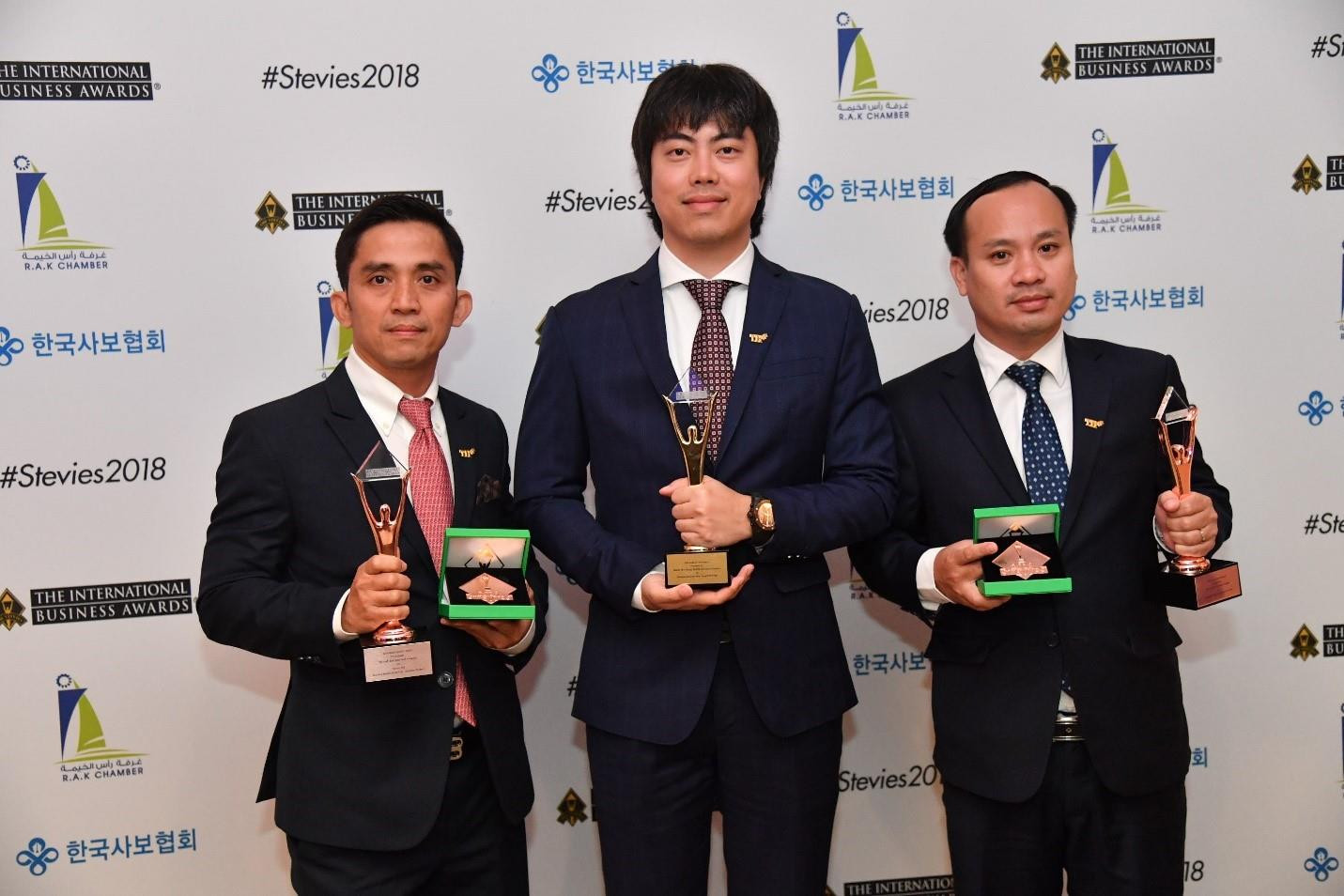 Ông Nguyễn Việt Quang (giữa) cùng hai đại diện của Tập đoàn TH nhận các giải thưởng Stevie Awards tại London (Anh) ngày 20/10. Ảnh: P.V