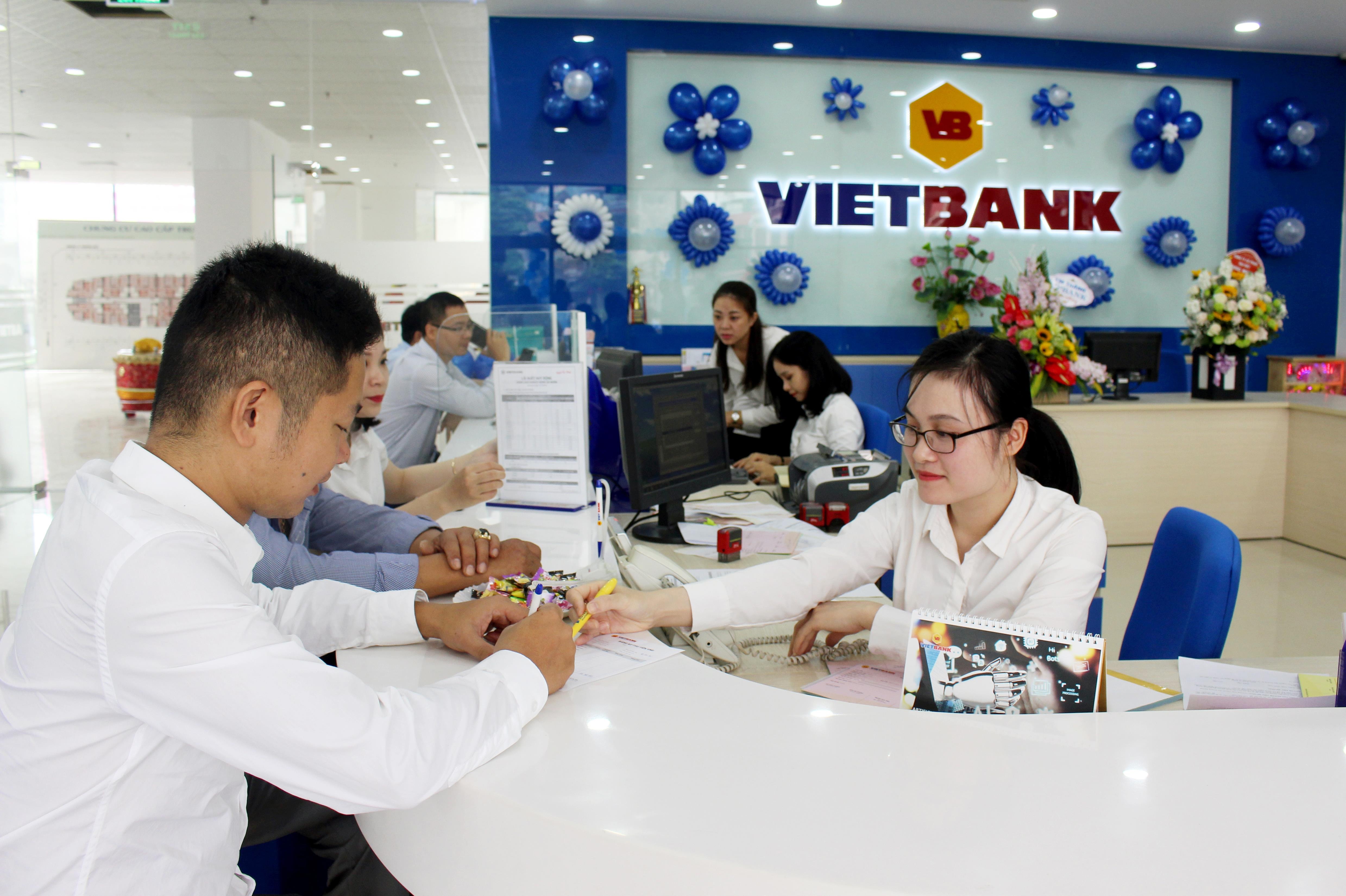 Đông đảo khách hàng đến chúc mừng và giao dịch trong ngày khai trương Vietbank chi nhánh mới. Ảnh: Đinh Nguyệt