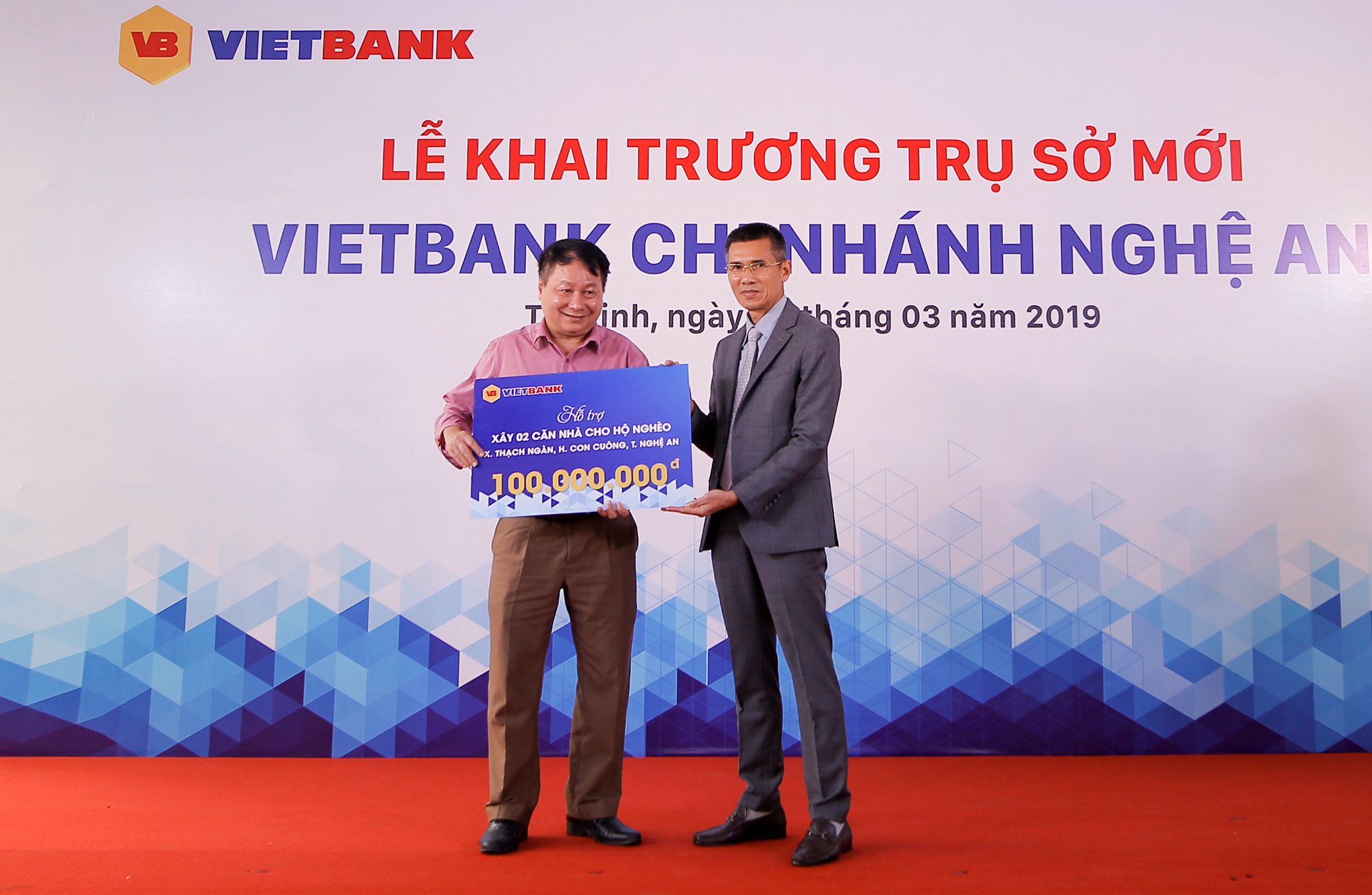 Ông Nguyễn Thanh Nhung – Tổng Giám đốc Vietbank trao tặng số tiền tài trợ xây dựng 2 căn nhà cho người nghèo