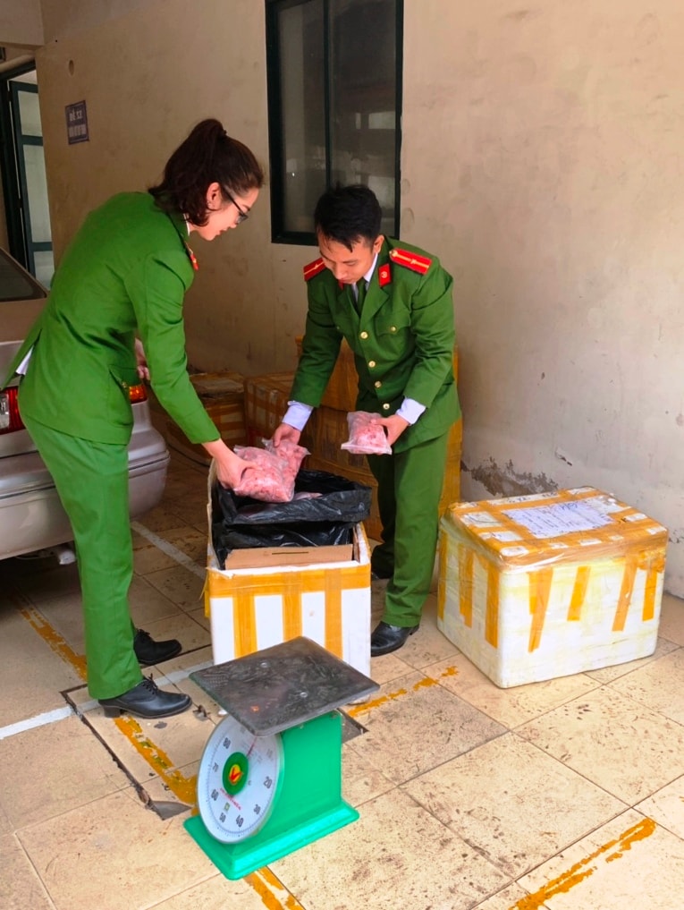 Cán bộ cảnh sát kinh tế đang kiểm đếm số tang vật. Ảnh: Hồng Phong