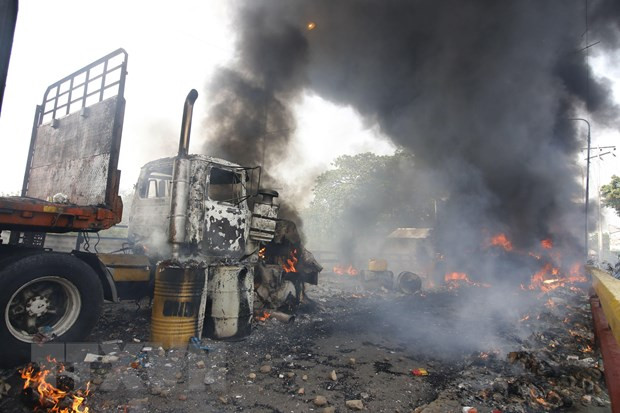 Xe tải chở hàng nhân đạo bị đốt tại khu vực biên giới giữa Venezuela và Colombia ngày 23/2. Ảnh: AFP/TTXVN