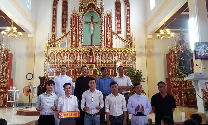 Từ 3 năm nay, việc tổng kết, trao giải các giải bóng lớn của giáo xứ đều tổ chức tại nhà thờ.