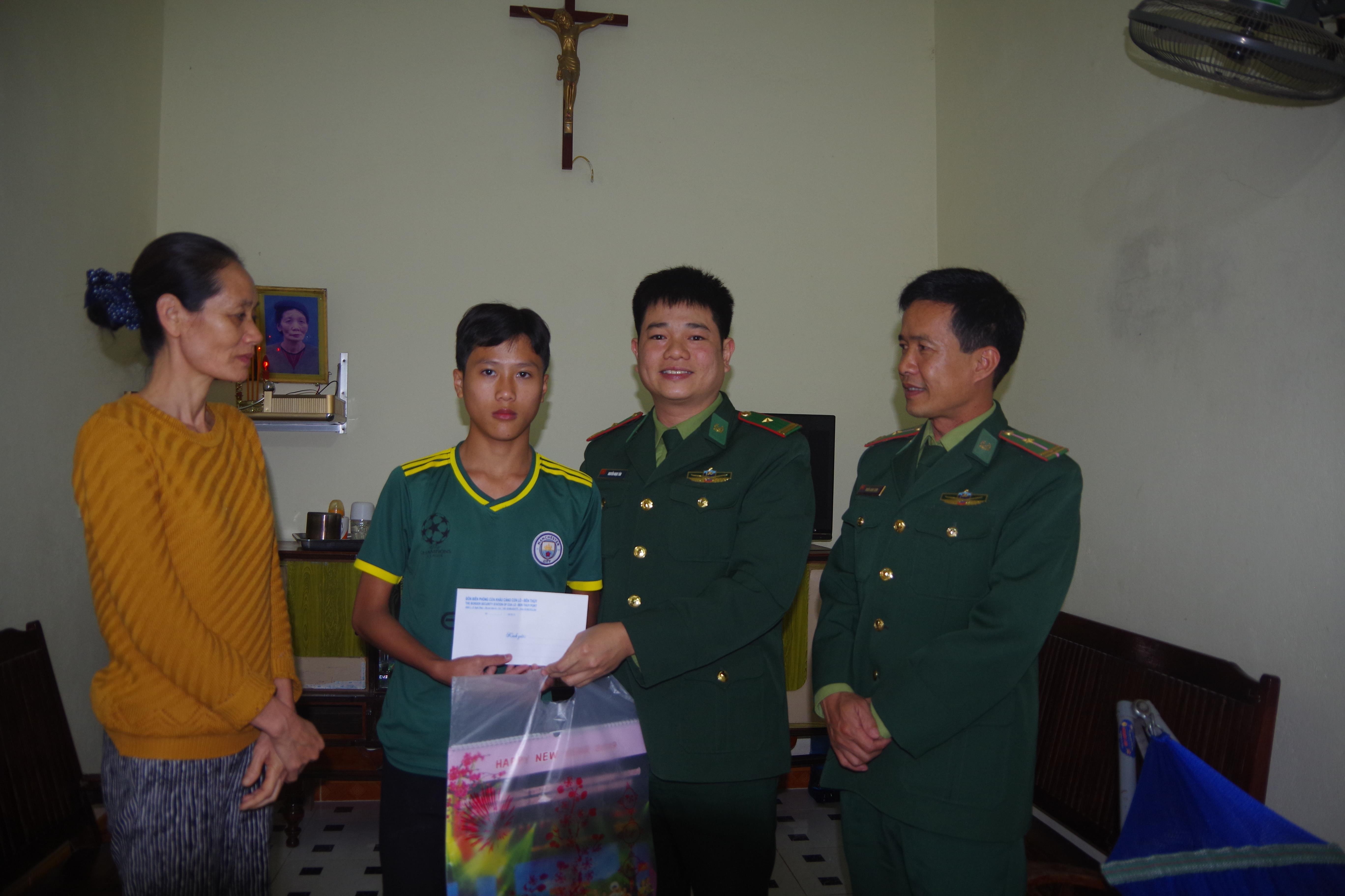 Nhiều em học sinh được đồn nhận giúp đỡ trong quá trình học tập. Ảnh: Nhật Tuấn