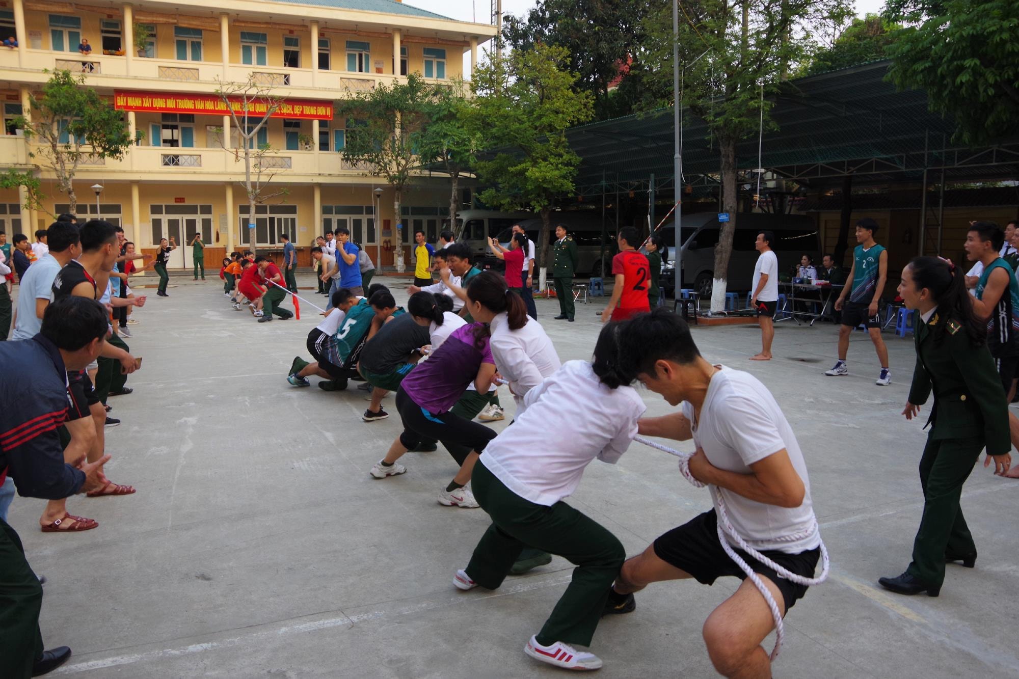 Cuộc thi kéo co tại giải đấu. Ảnh: Lê Thạch