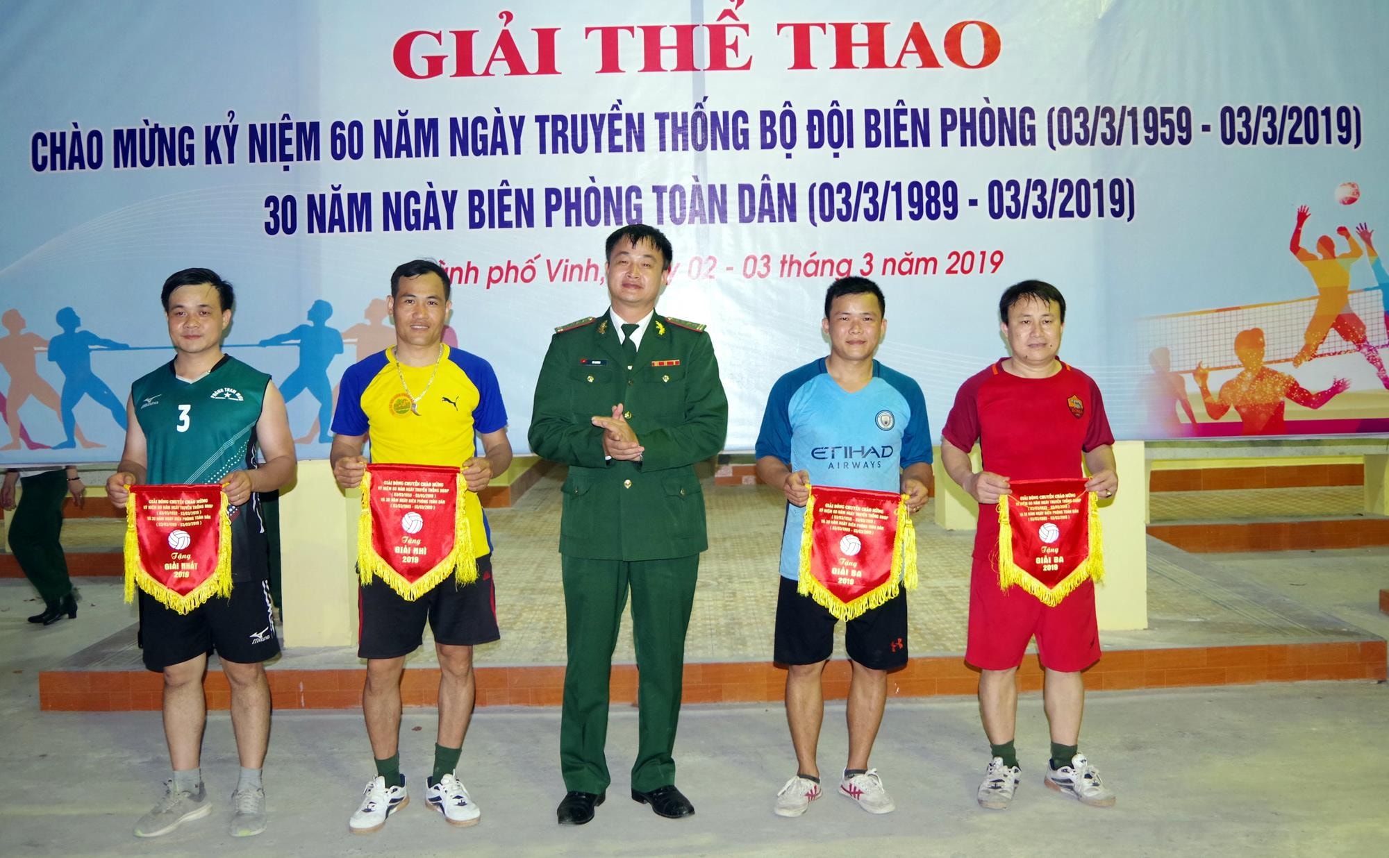 Đại tá Vũ Khương - Phó Chỉ huy trưởng Bộ đội Biên phòng Nghệ An trao giải Nhất cho các đội. Ảnh: Lê Thạch