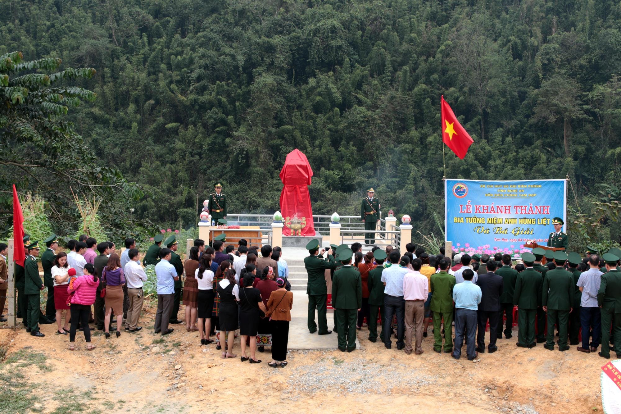 Bia tưởng niệm được dựng ở vị trí liệt sỹ Giải đã nằm xuống 15 năm trước. Ảnh: Đình Tuân
