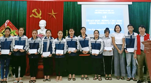 Trao học bổng Ảnh Bông Mai.