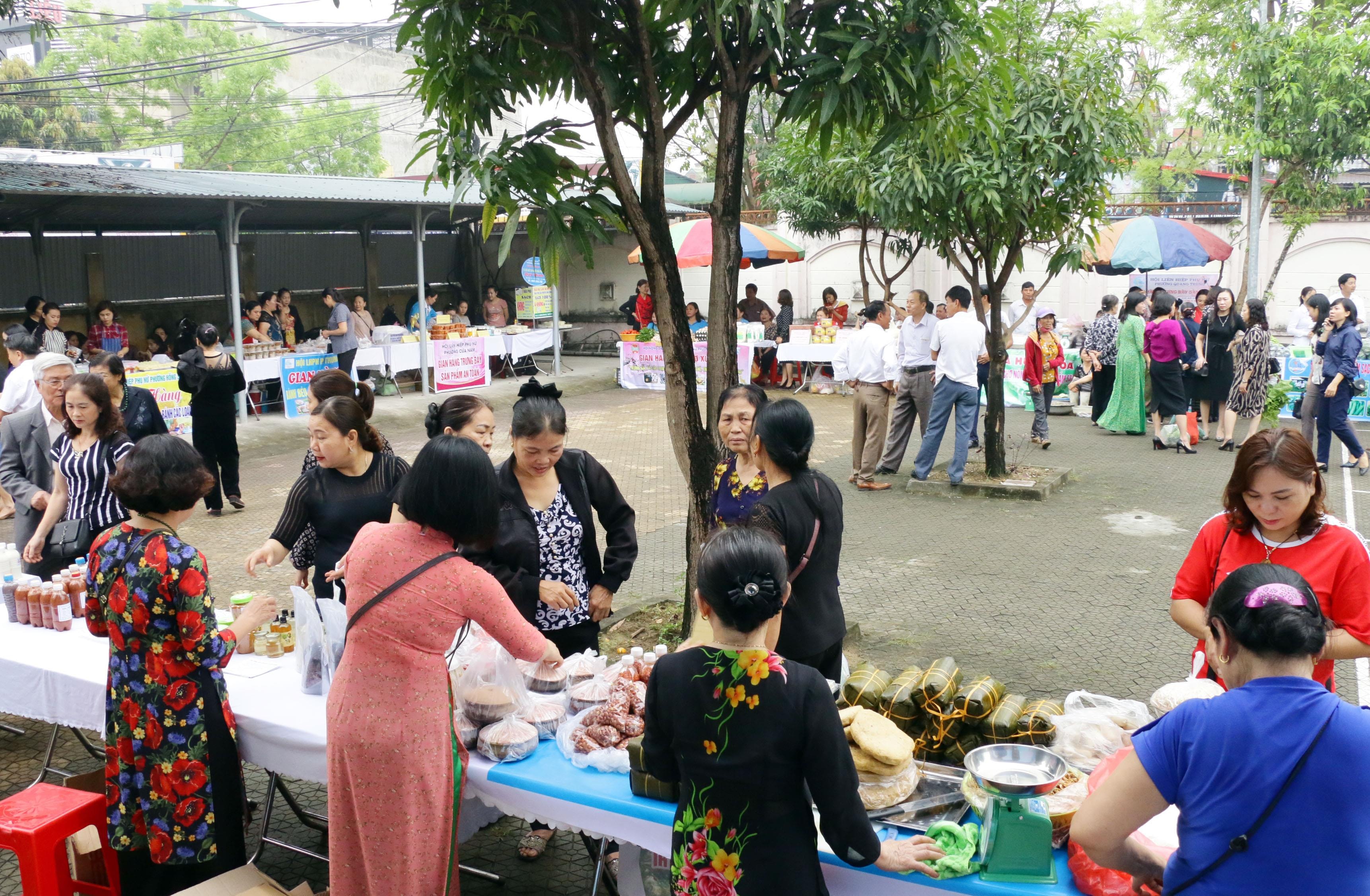 Các gian hàng tham gia ngày hội Phụ nữ khởi nghiệp. Ảnh: Mỹ Hà