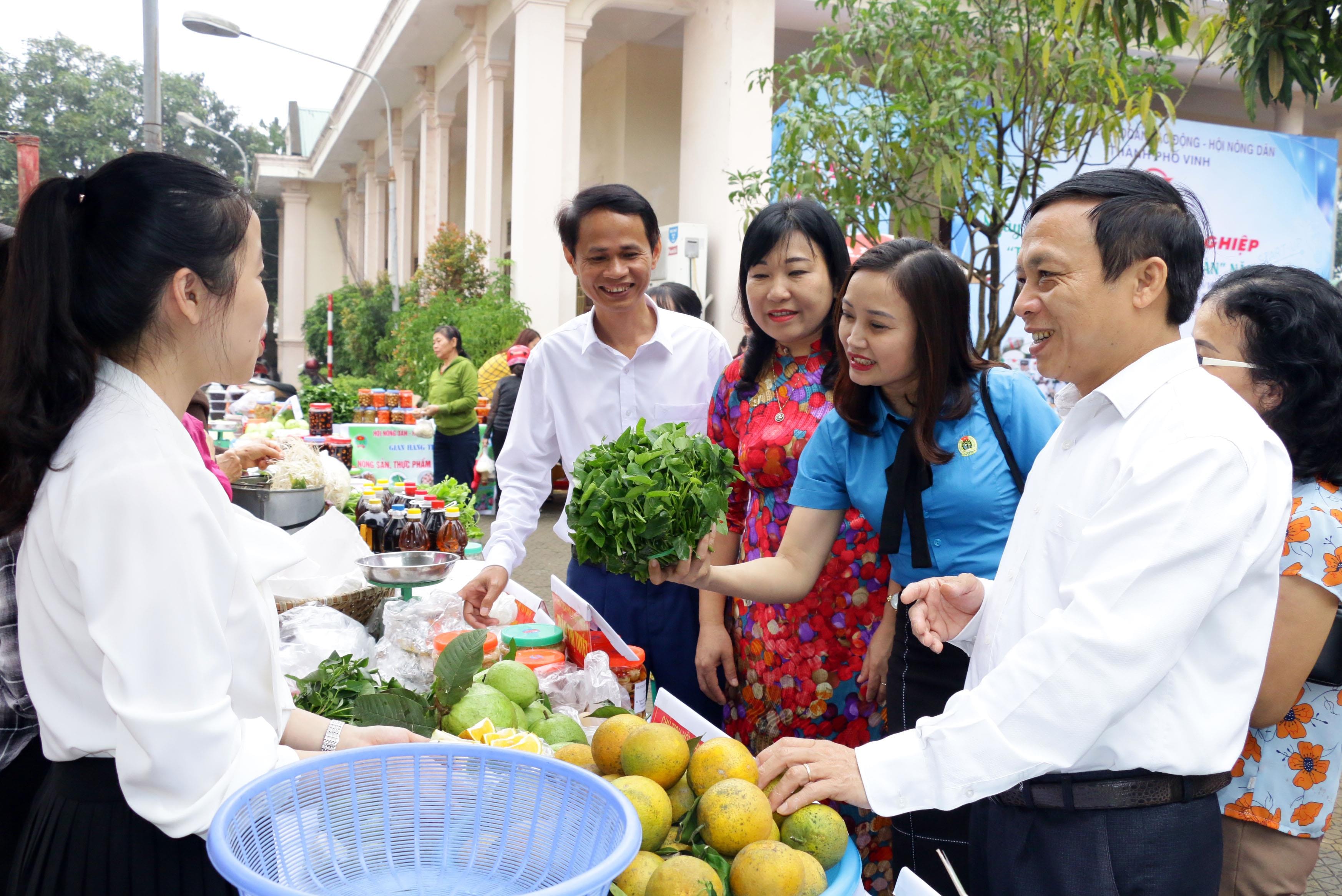 Đại diện Hội nông dân, Liên đoàn Lao động tỉnh và các đại biểu tham quan gian hàng của các cấp hội phụ nữ. Ảnh: Mỹ Hà