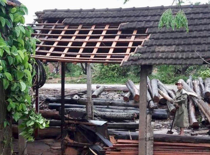 Hàng chục nhà dân bị lốc xoáy tốc mái tại xã Giang Sơn Đông, Đô Lương