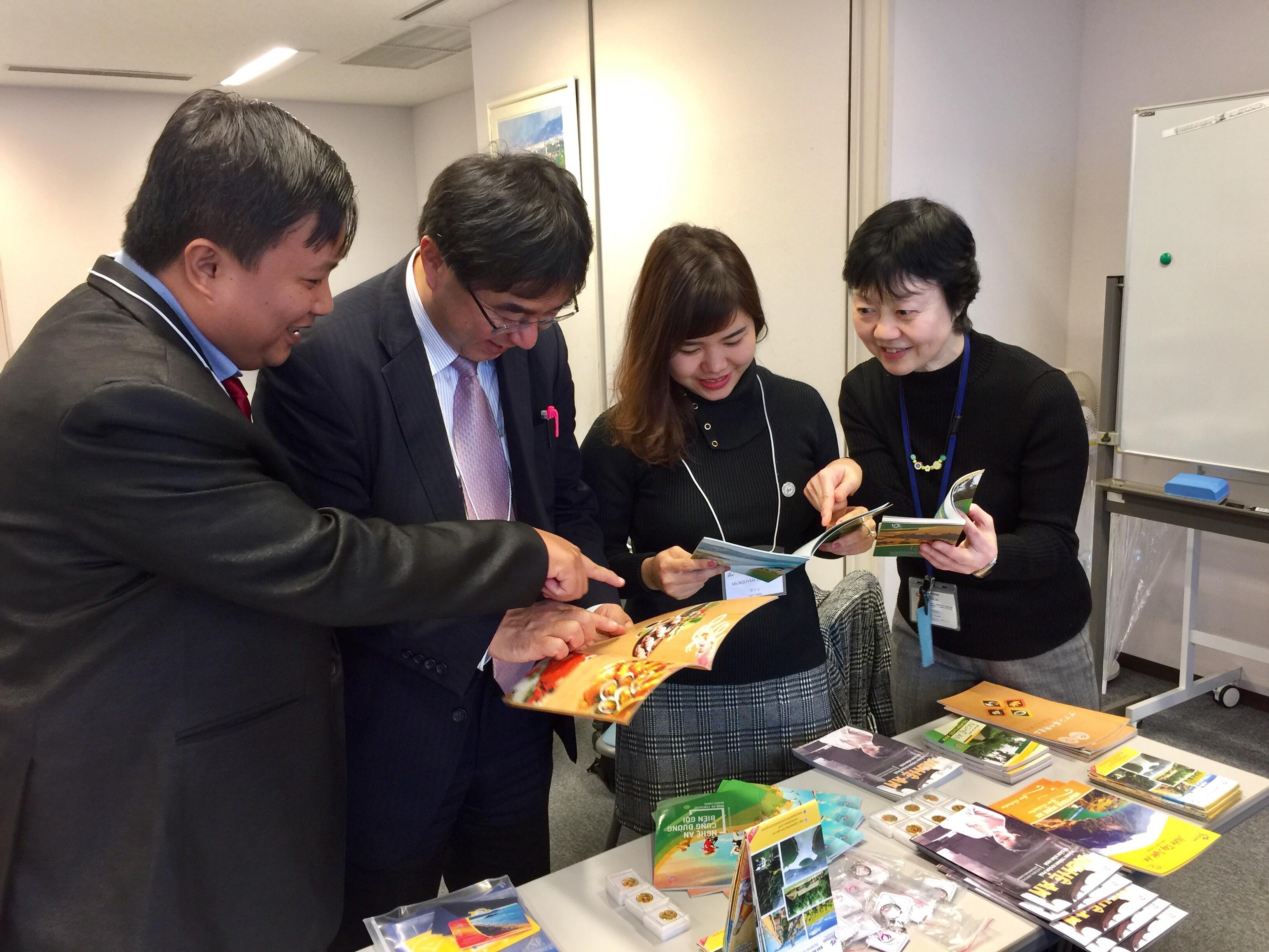 Các đại biểu của Nhật Bản và các tỉnh thành tiêu biểu tìm hiểu về thông tin du lịch Nghệ An bên lề chương trình