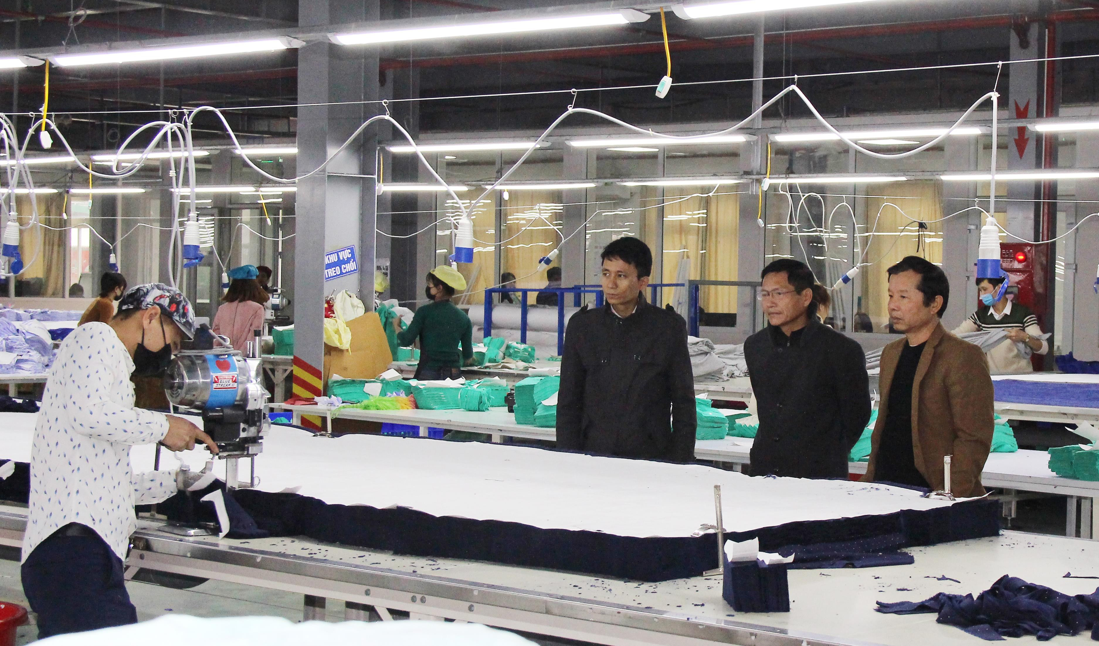 Lãnh đạo Phòng Kinh tế hạ tầng huyện Đô Lương trực tiếp gặp gỡ, đồng hành với doanh nghệp trong việc mở rộng quy mô sản xuất dây chuyền may ở Công ty may Minh Anh. Ảnh: Mai Hoa