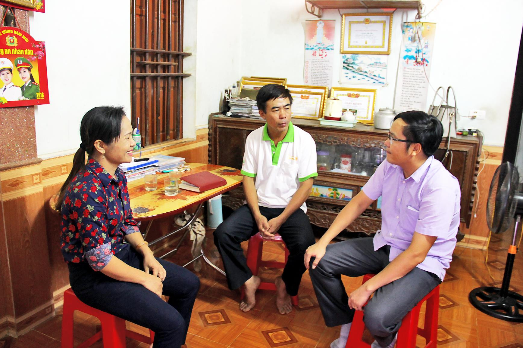 Cán bộ Huyện ủy Đô Lương và xã Trung Sơn trao đổi với bí thư chi bộ xóm 5. Ảnh tư liệu