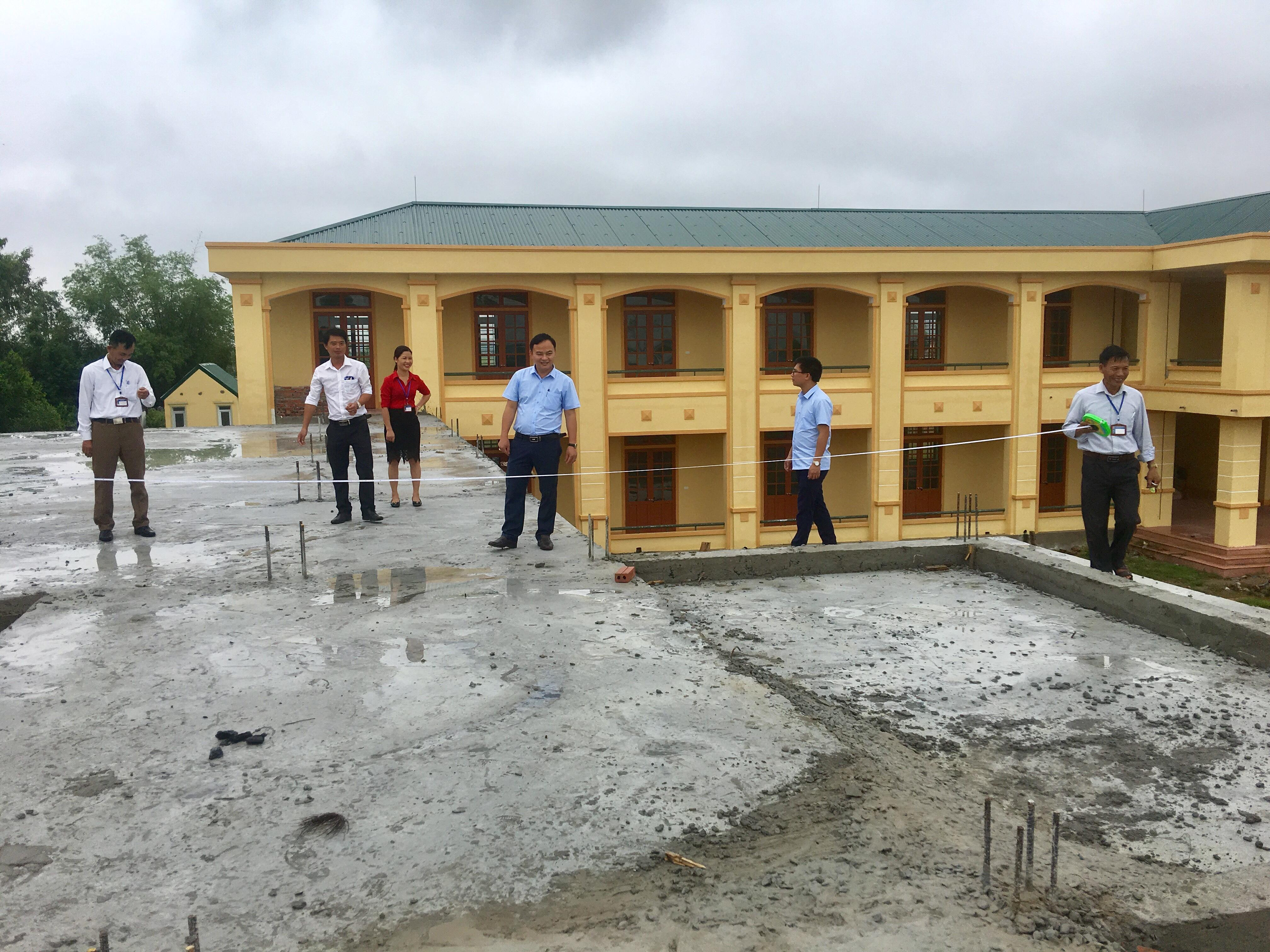 Ủy ban Kiểm tra Huyện ủy Đô Lương kiểm tra việc đầu tư xây dựng cơ bản tại Trường Tiểu học Lạc Sơn. Ảnh tư liệu: Ngọc Phương
