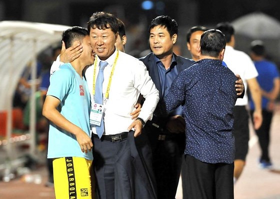 HLV Chung Hae-seong đang giúp TP HCM dẫn đầu bảng xếp hạng với 2 trận toàn thắng. Ảnh: Nguyễn Nhân