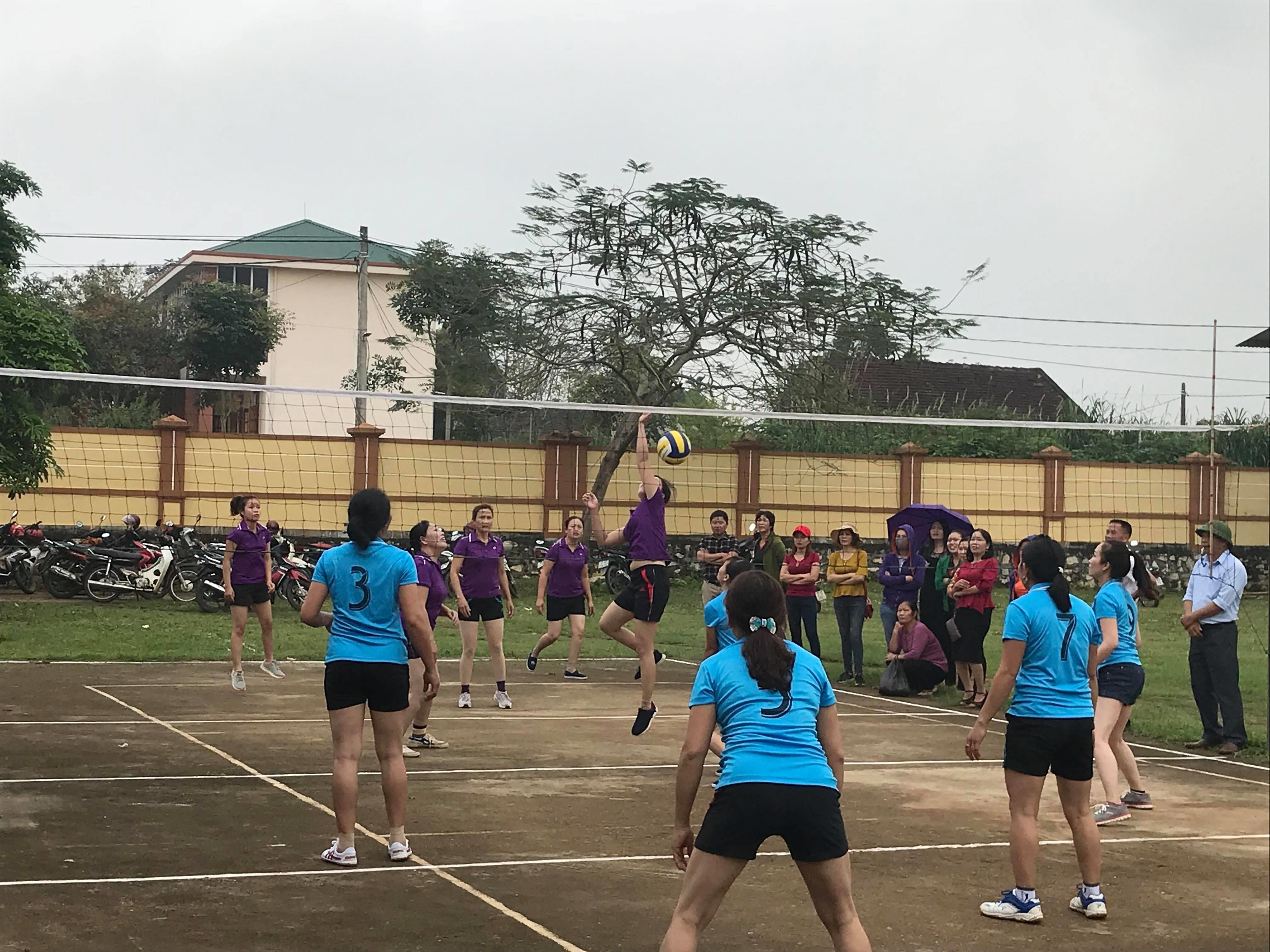 Sau lễ khai mạc các đội đã bước vào thi đấu nhiệt tình, cống hiến nhiều pha bóng hay, nhiều trận đấu kịch tính hấp dẫn. Ảnh: Minh Thái