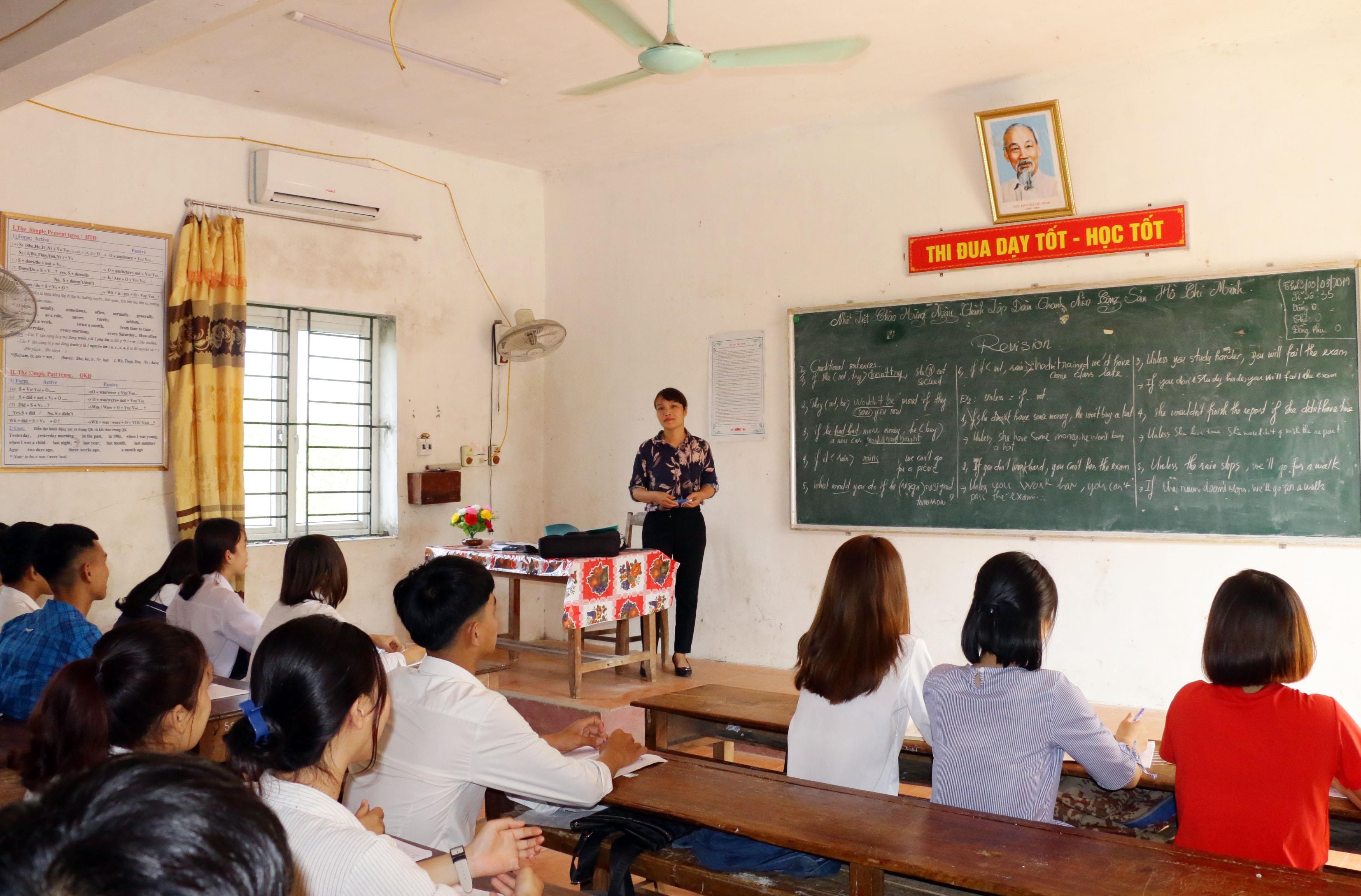 Giờ học của học sinh Trường THPT Mai Hắc Đế. Hiện nay, để khuyến khích học sinh theo học, các trường ngoài công lập đều phối hợp với các trường nghề để. Ảnh: Mỹ Hà