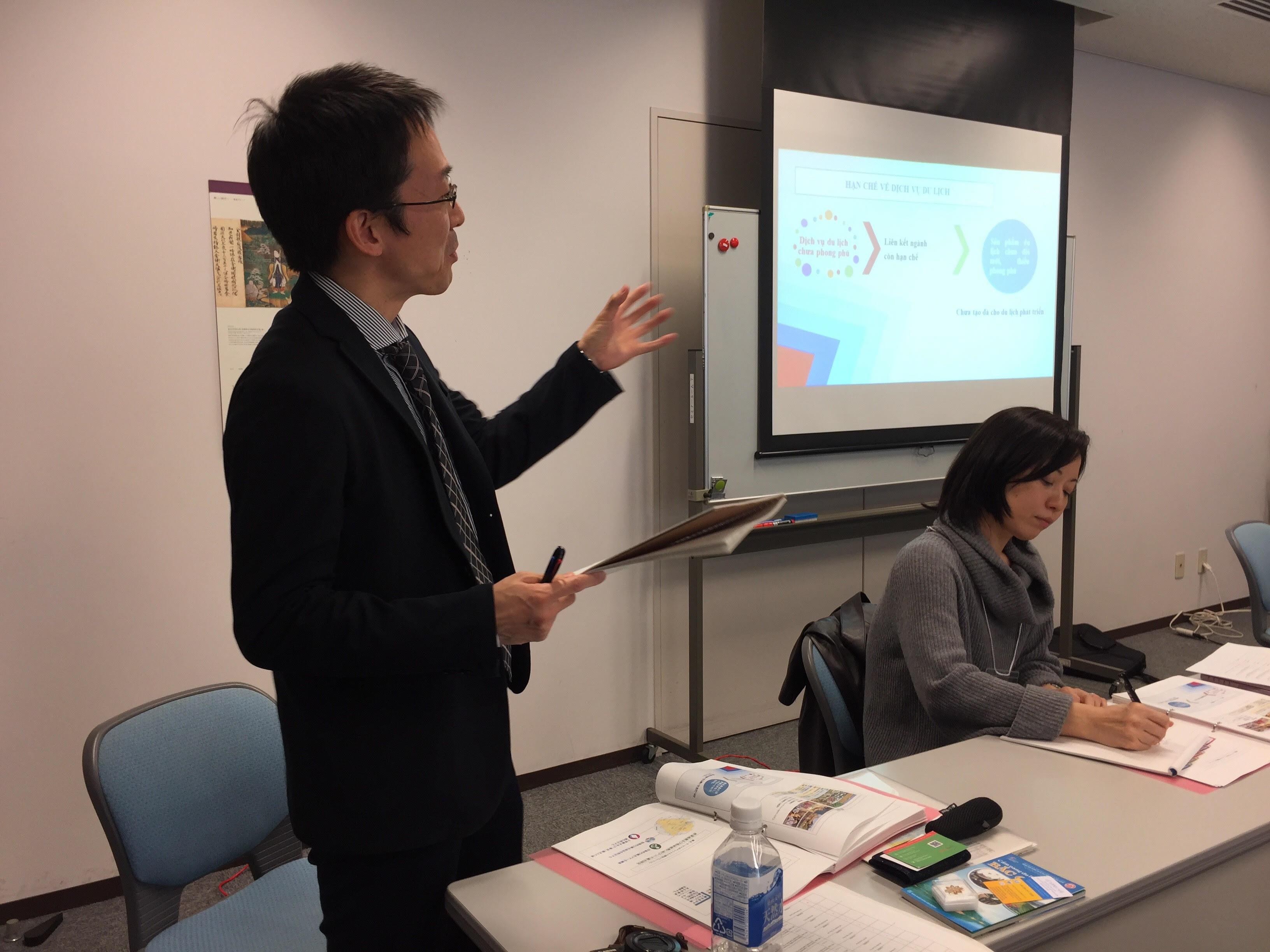 Tiến sĩ Nhật Bản giới thiệu mô hình làm du lịch bản Nưa ở Nghệ An 