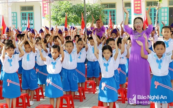 Giáo viên và học sinh Trường Tiểu học Ngọc Sơn, xã Ngọc Sơn, huyện Quỳnh Lưu trong lễ khai giảng. Ảnh tư liệu