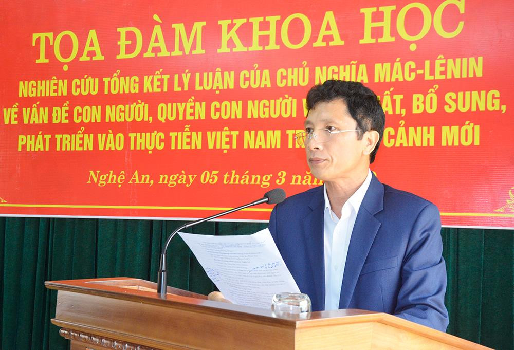 Phó Hiệu trưởng Trường Chính trị Nguyễn Mỹ Tặng phát biểu tại cuộc tọa đàm. Ảnh: Thanh Lê