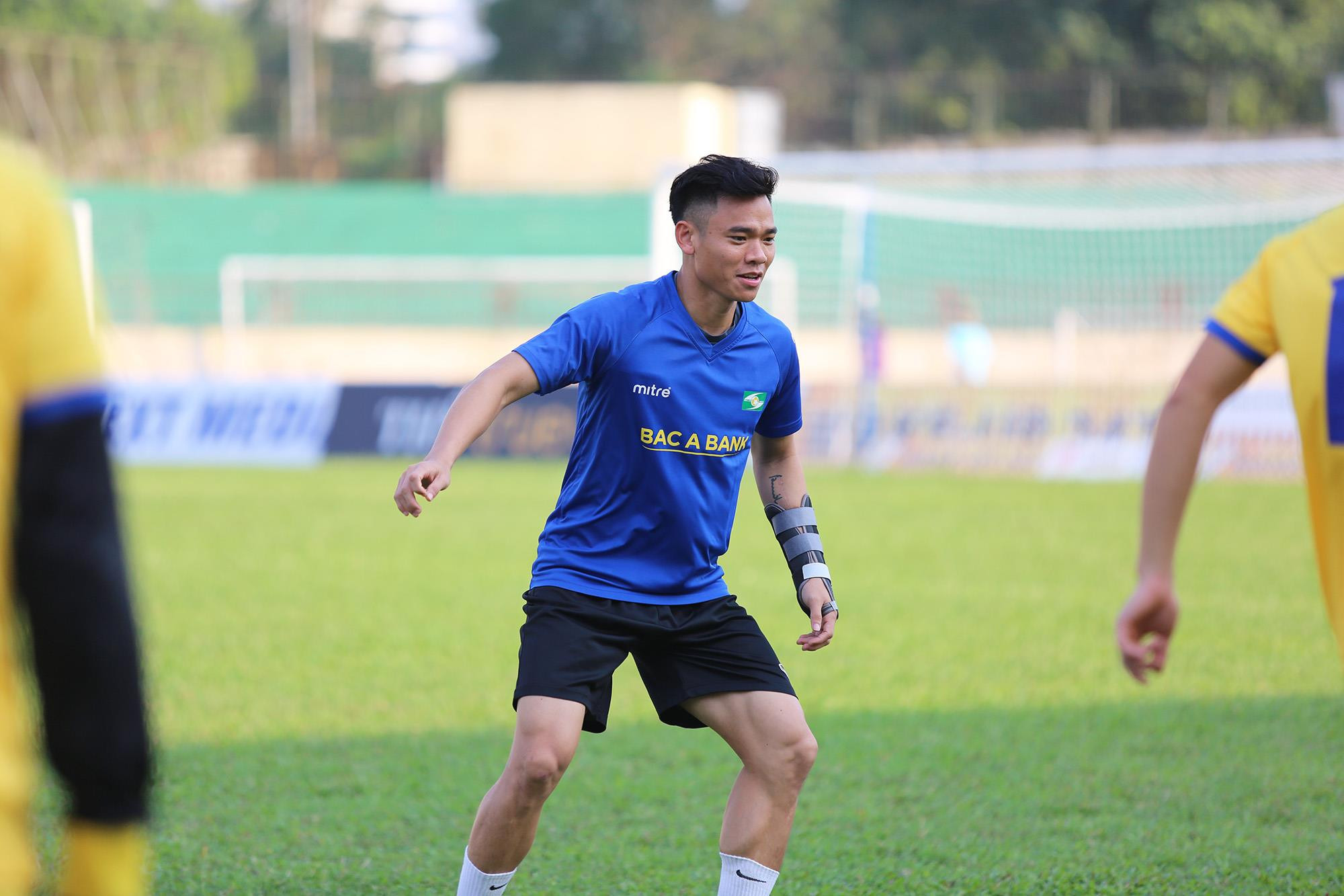 Thủ môn Trần Nguyên Mạnh trong trận đấu gặp Than Quảng Ninh tại vòng 2 V.League 2019 bị bong gân ở tay trái và gần như sẽ bỏ lỡ trận đấu với B. Bình Dương vòng đấu tới đây ngày 7/3. Ảnh: Trung Kiên