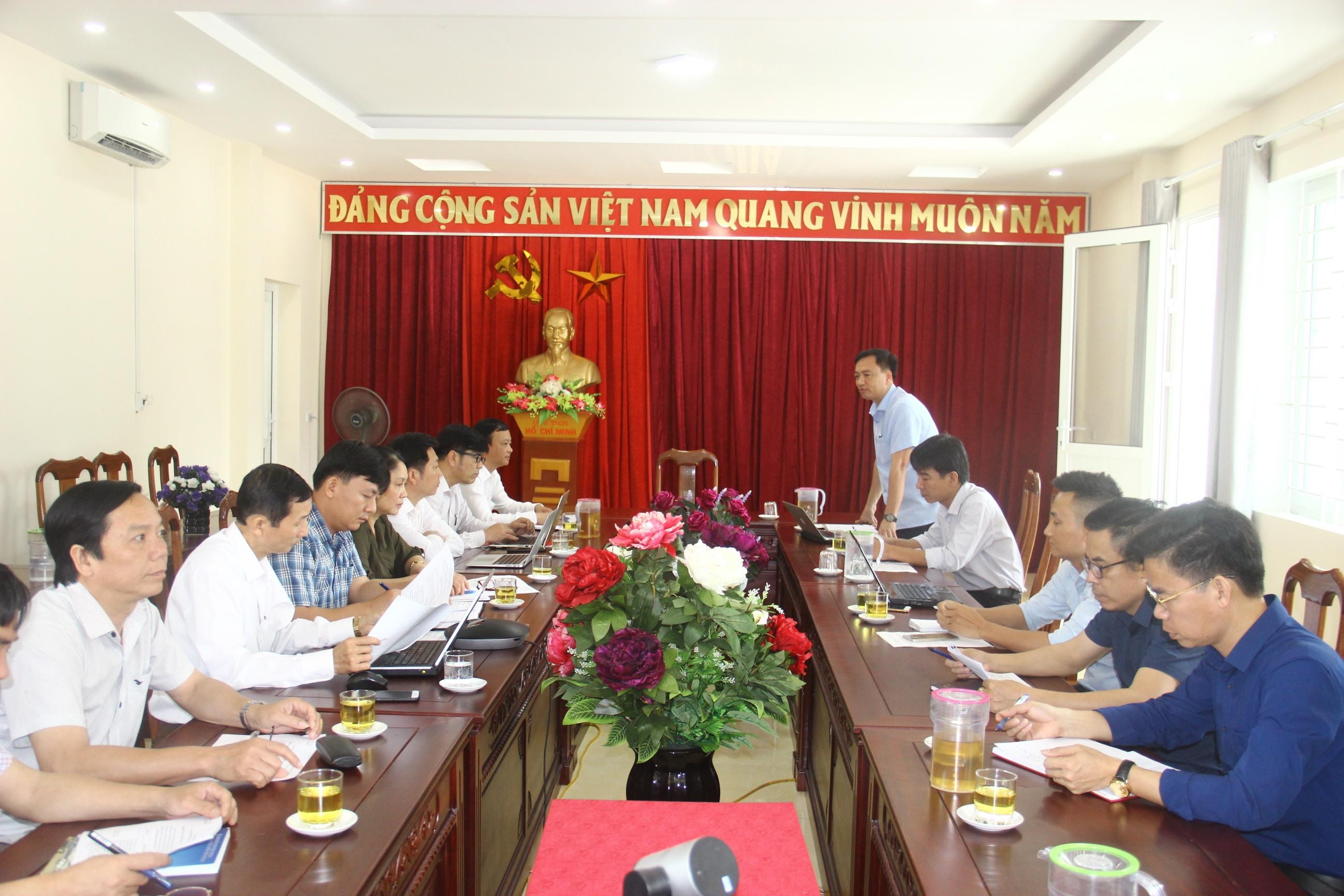  Buổi làm việc Ảnh Hoàng Vĩnh