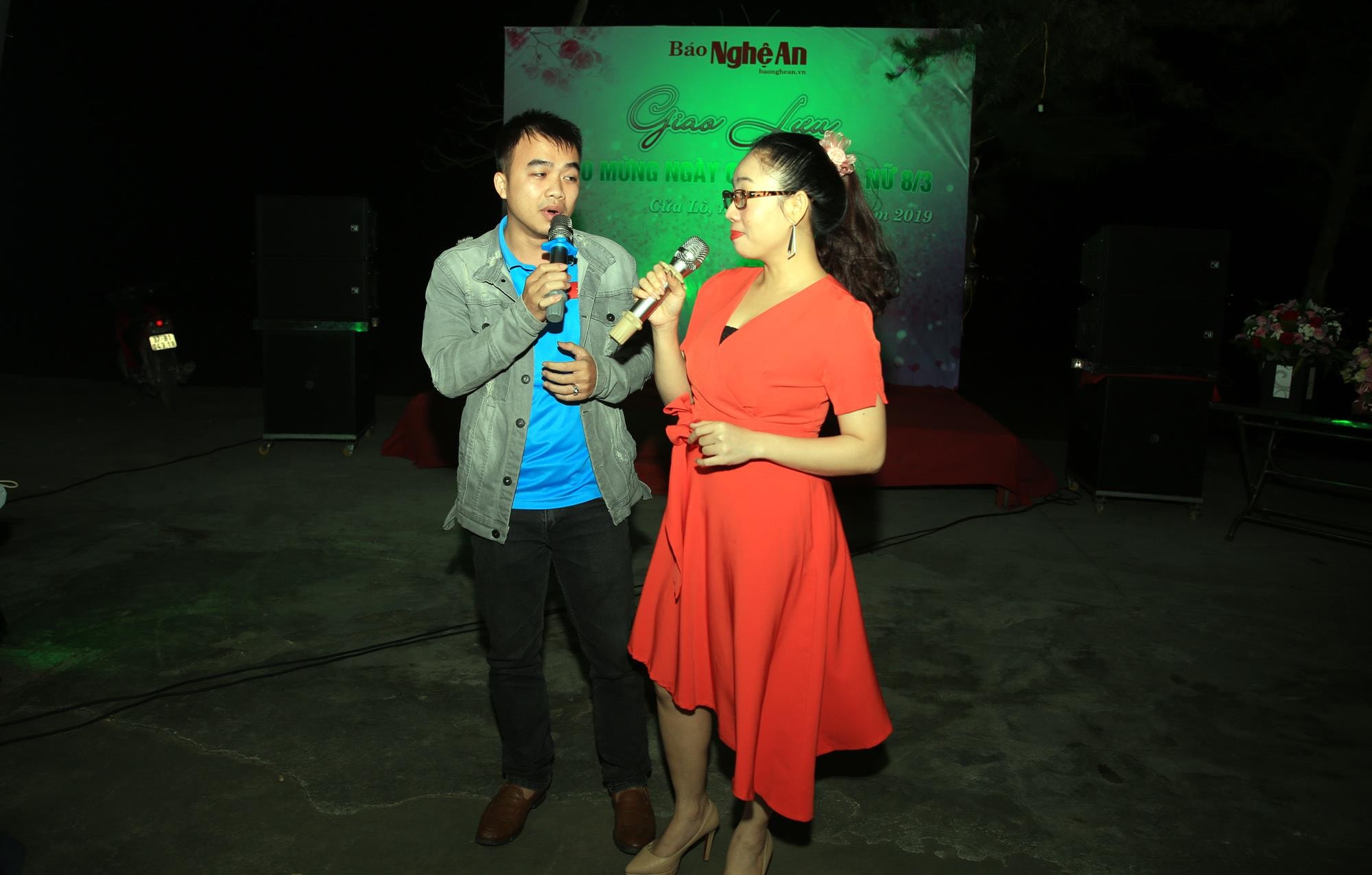 Hoạt động thi hát karaoke tại bãi biển đẹp nhất Bắc Trung Bộ vào chiều ngày 6/3.