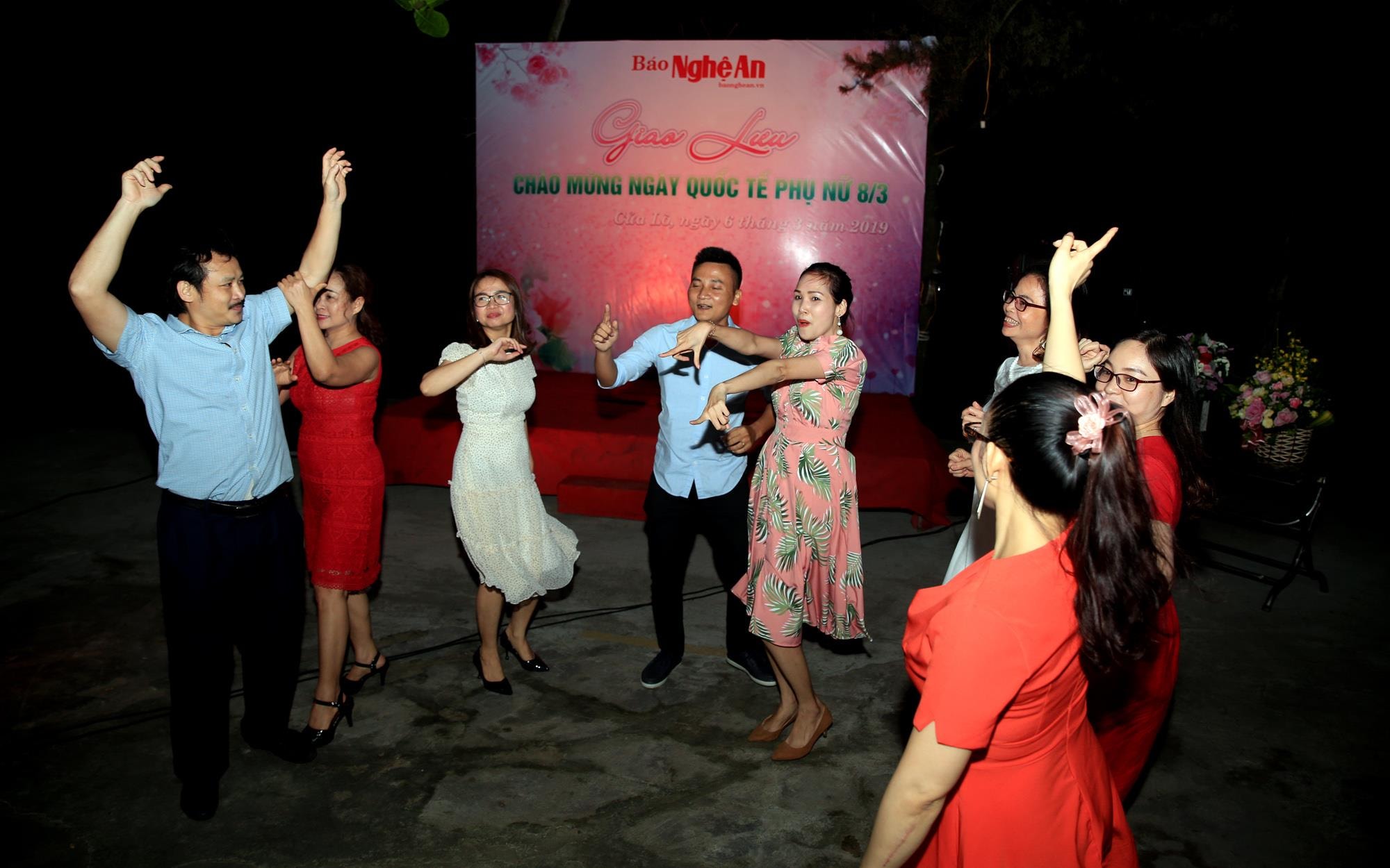 Các đoàn viên và ban nữ công Báo Nghệ An tham gia nhiệt tình trong buổi giao lưu.
