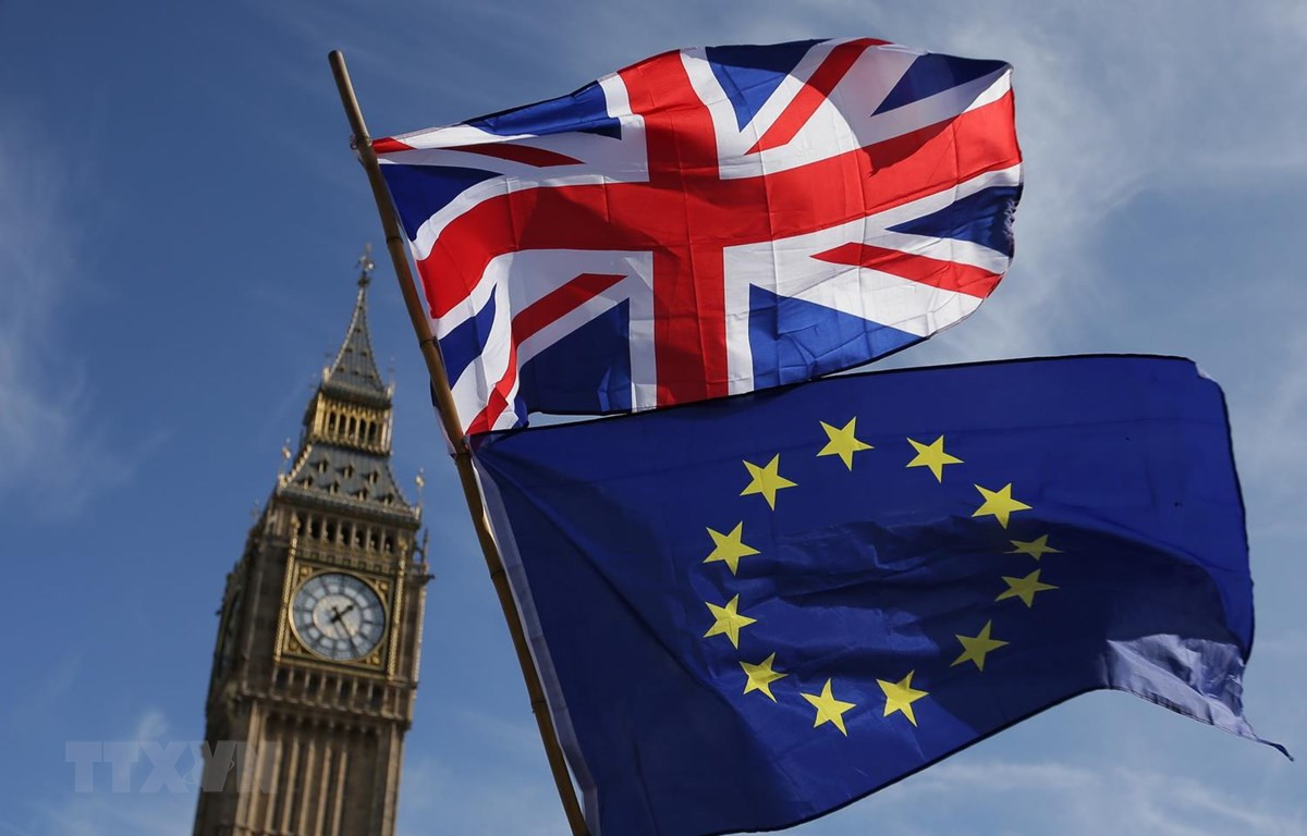 Cờ Anh (phía trên) và cờ EU tại thủ đô London, Anh. (Ảnh: AFP/ TTXVN)