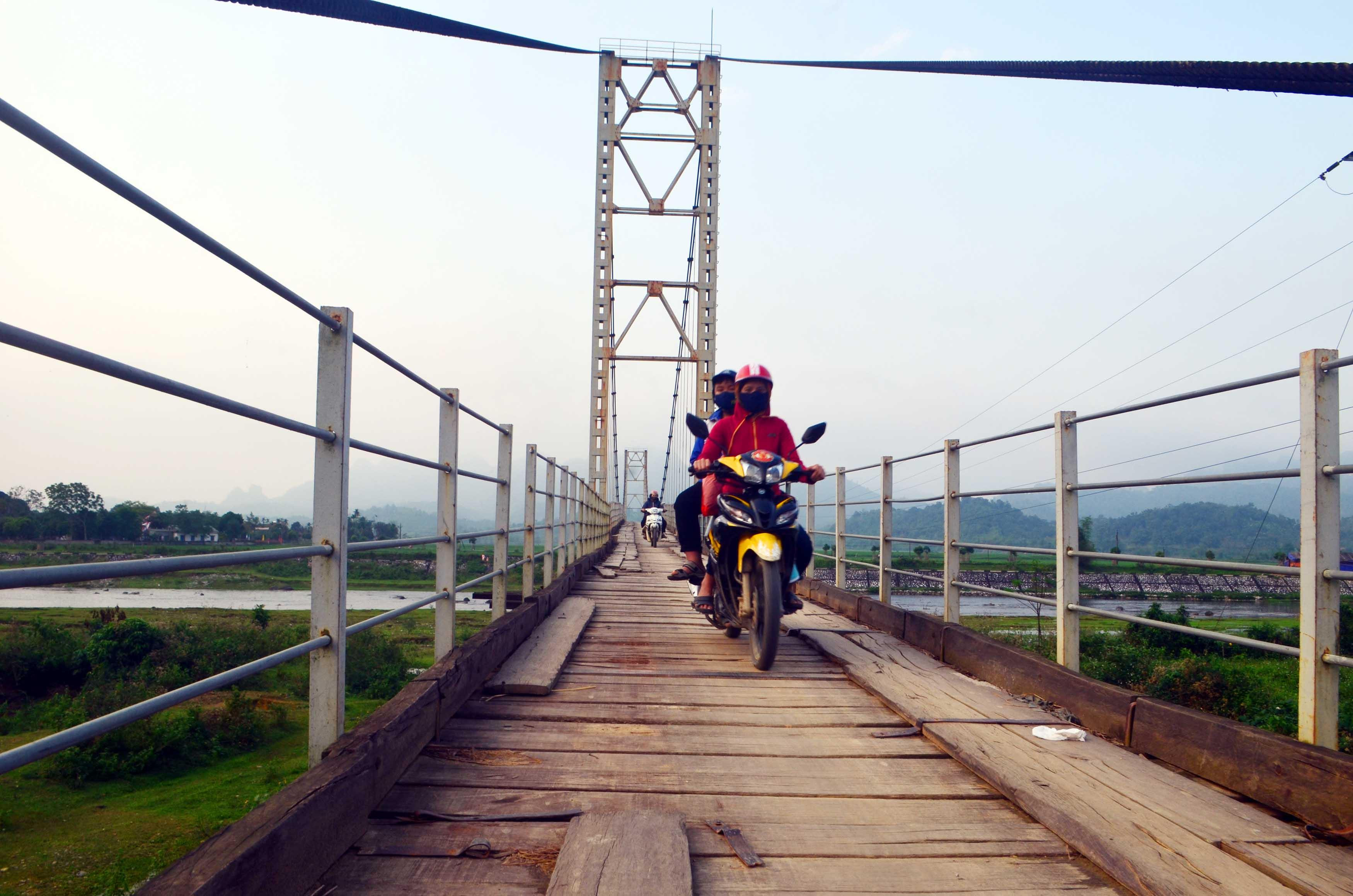 Cầu treo Phà Lài dài 314m, rộng 2,1m hoàn thành từ năm 2013. Đầy là một hạng  mục quan trọng trên tuyến đường vào 2 cộng đồng người Đan Lai là Cò Phạt và Khe Búng. Đây là hai bản xa xôi nhất ở huyện Con Cuông