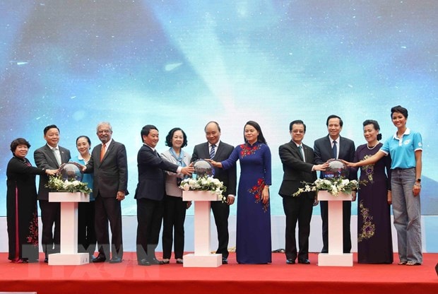 Thủ tướng Nguyễn Xuân Phúc và các đại biểu nhấn nút phát động Năm An toàn cho phụ nữ và trẻ em. Ảnh: Phương Hoa/TTXVN
