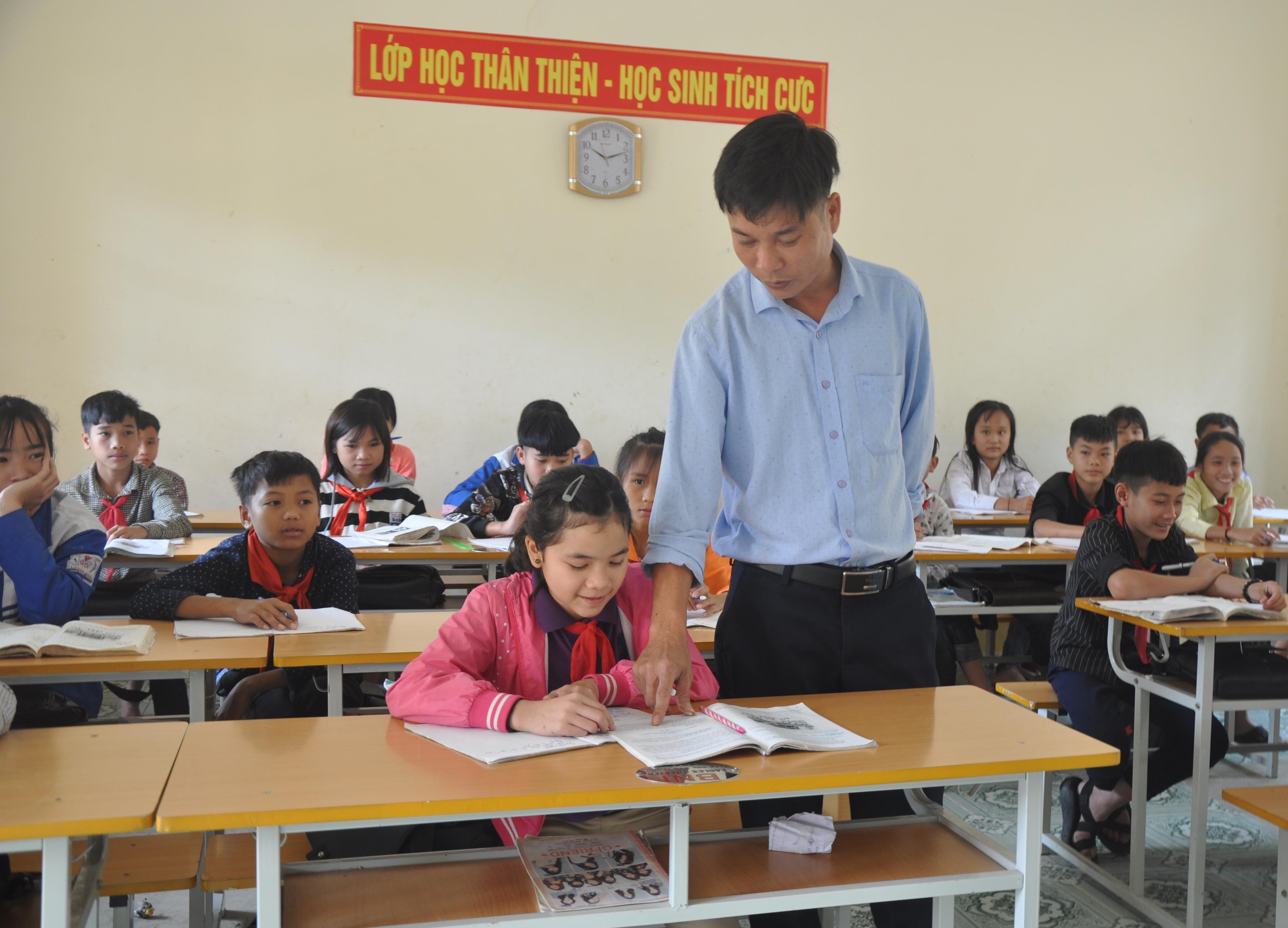 Kha Thị Khánh Ly được thầy, cô giáo quan tâm giúp đỡ trong việc học ở lớp