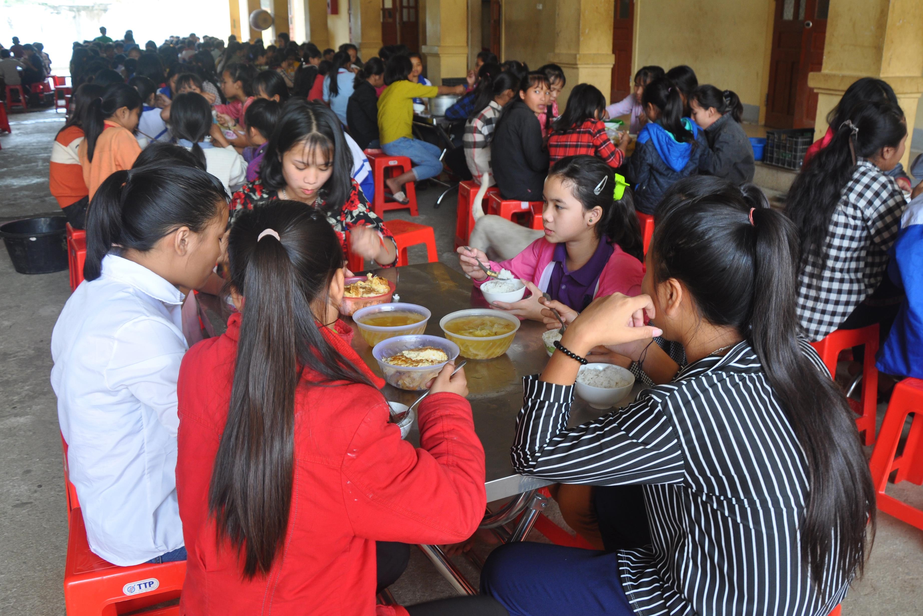 Bữa ăn của các em Trường THCS bán trú Lượng Minh (Tương Dương).