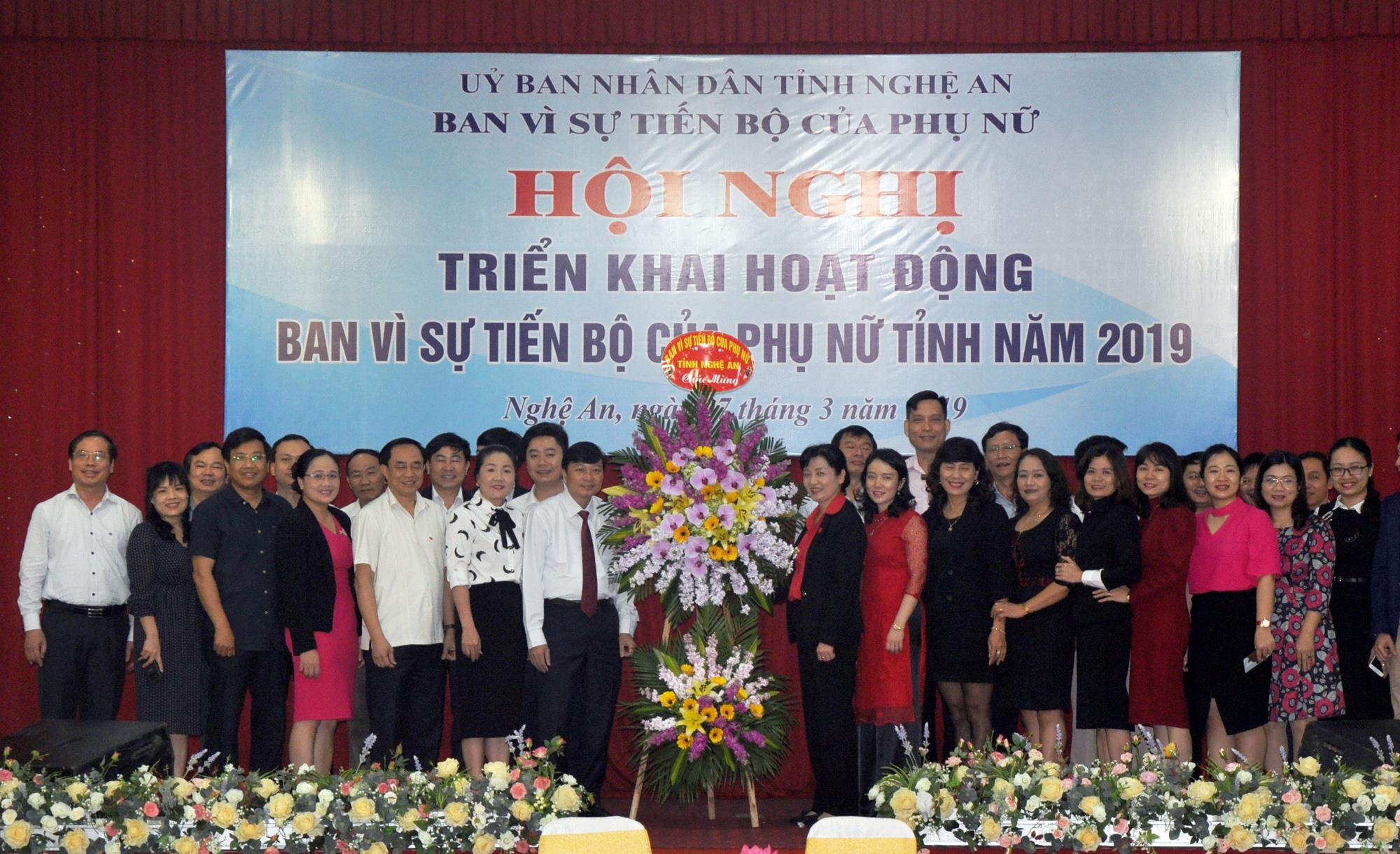 Đồng chí Lê Hồng Vinh và các đồng chí thành viên nam tặng hoa các thành viên nữ trong Ban Vì sự tiến bộ của phụ nữ tỉnh nhân dịp kỷ niệm Ngày Quốc tế phụ nữ (8/3). Ảnh: Công Kiên
