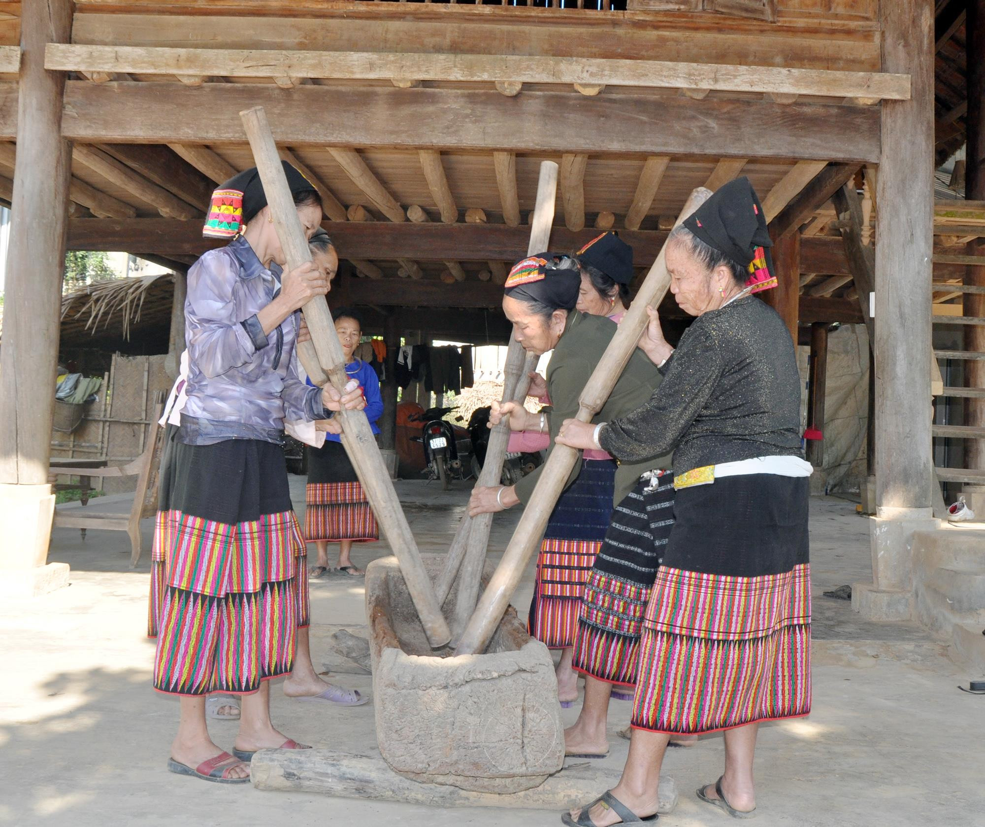 Phụ nữ bản Khe Rạn, xã Bồng Khê (Con Cuông) vui hội khắc luống. Ảnh: Công Kiên