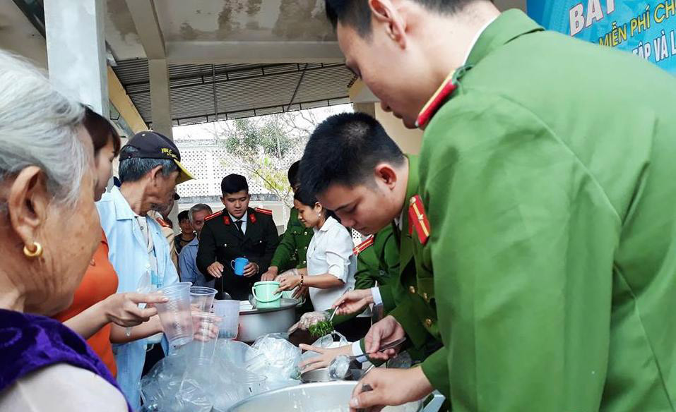 cán bộ, chiến sỹ Công an huyện Tân Kỳ cho các bệnh nhân đang khám và điều trị tại Trung tâm Y tế huyện, ảnh Nguyễn Hường
