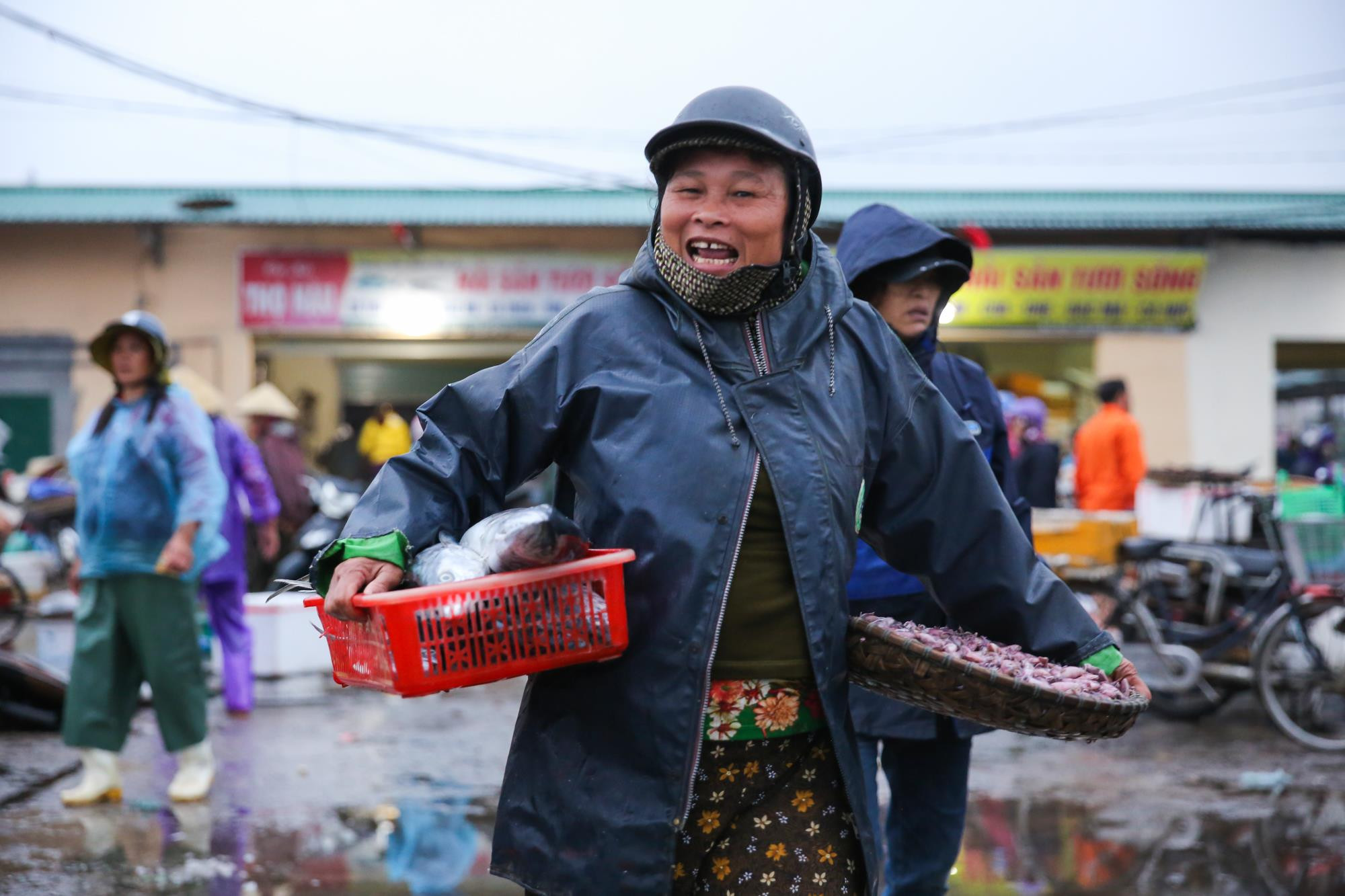 Bà Trần Thị Nhung người Nghi Quang, Nghi Lộc cho biết có mặt từ tờ mờ sáng để mua cá về bán xung quanh làng công việc vất vả là thế nhưng mỗi ngày bà chỉ kiếm được khoảng 100 nghìn trở lại